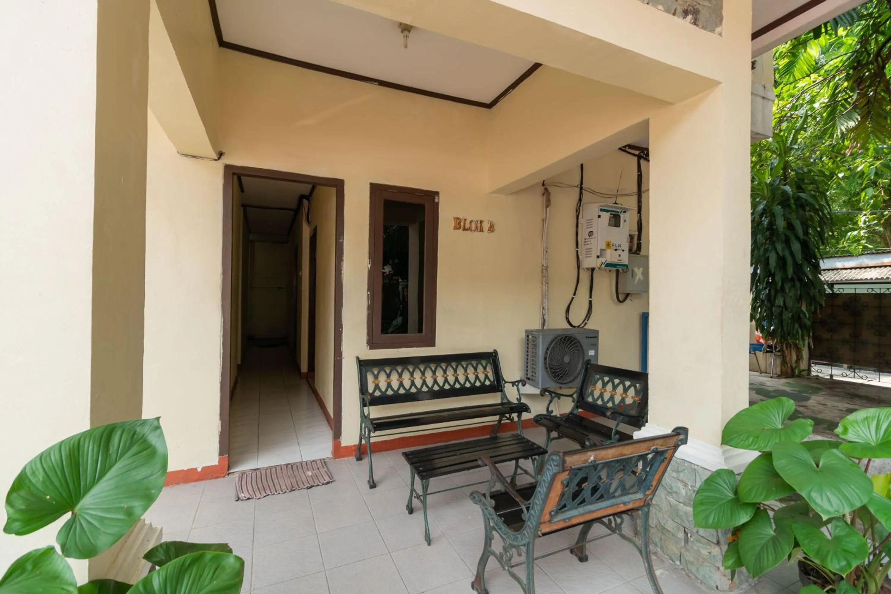 Seating area in RedDoorz near Pondok Indah Water Park