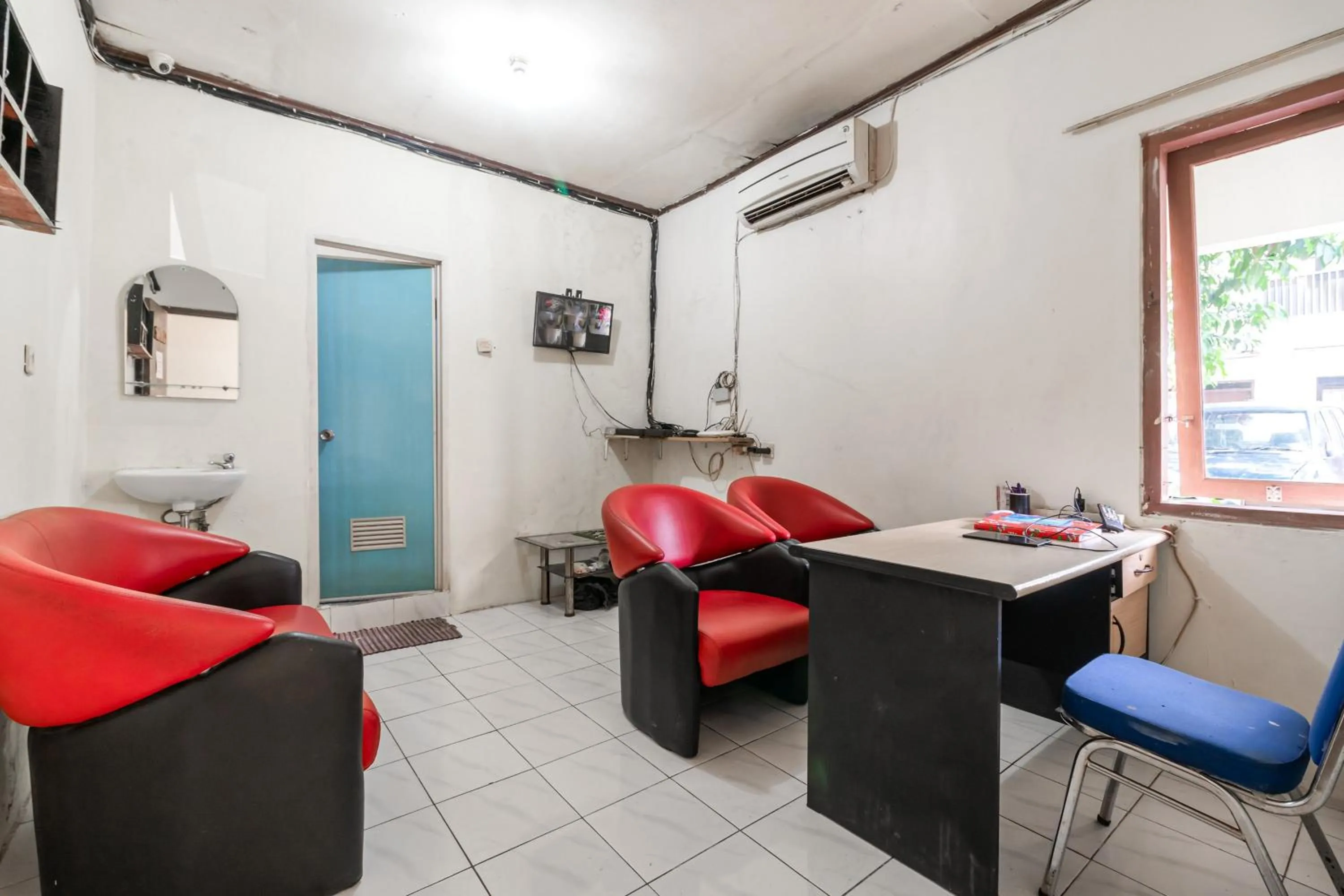 RedDoorz near Pondok Indah Water Park