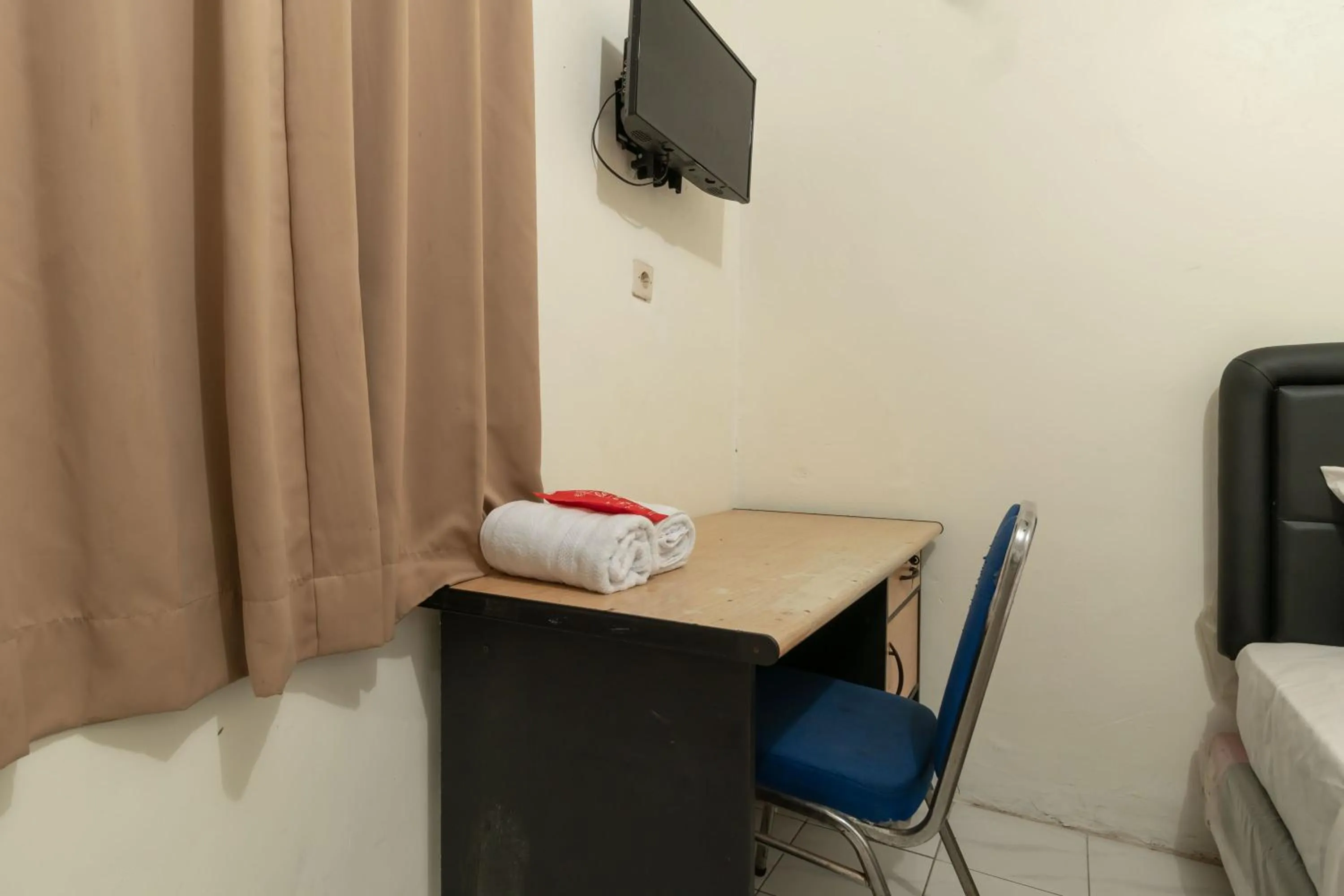 Bedroom in RedDoorz near Pondok Indah Water Park