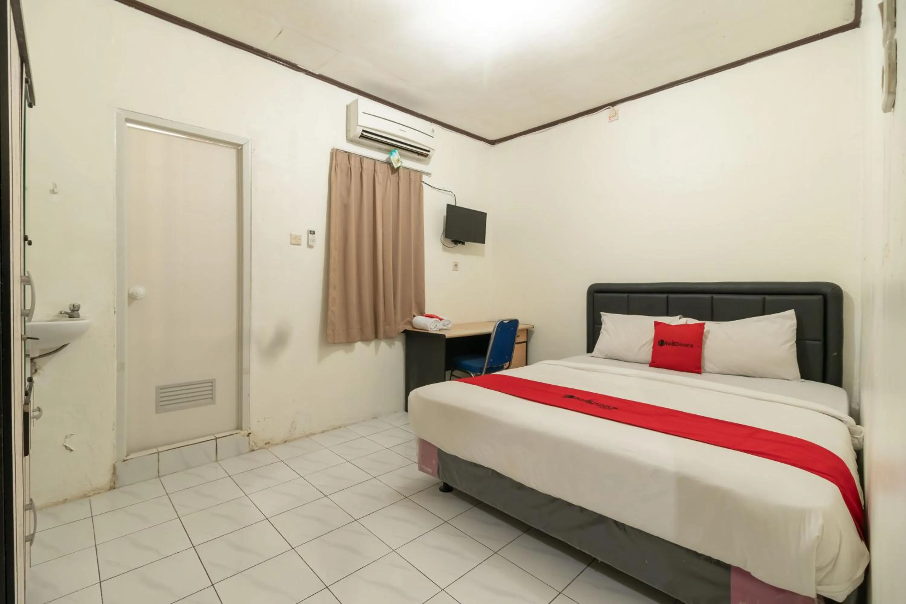 Bedroom, Bed in RedDoorz near Pondok Indah Water Park