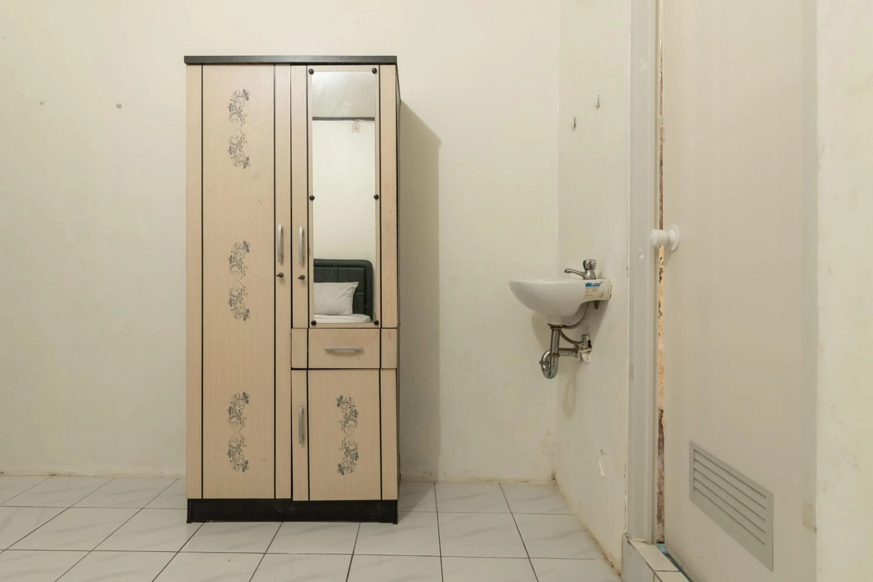 wardrobe in RedDoorz near Pondok Indah Water Park