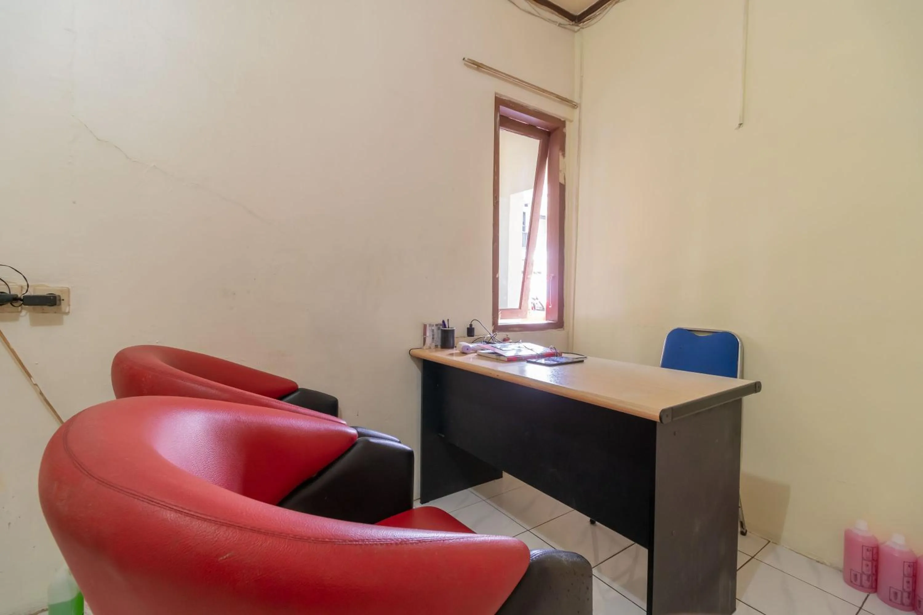 Lobby or reception in RedDoorz near Pondok Indah Water Park