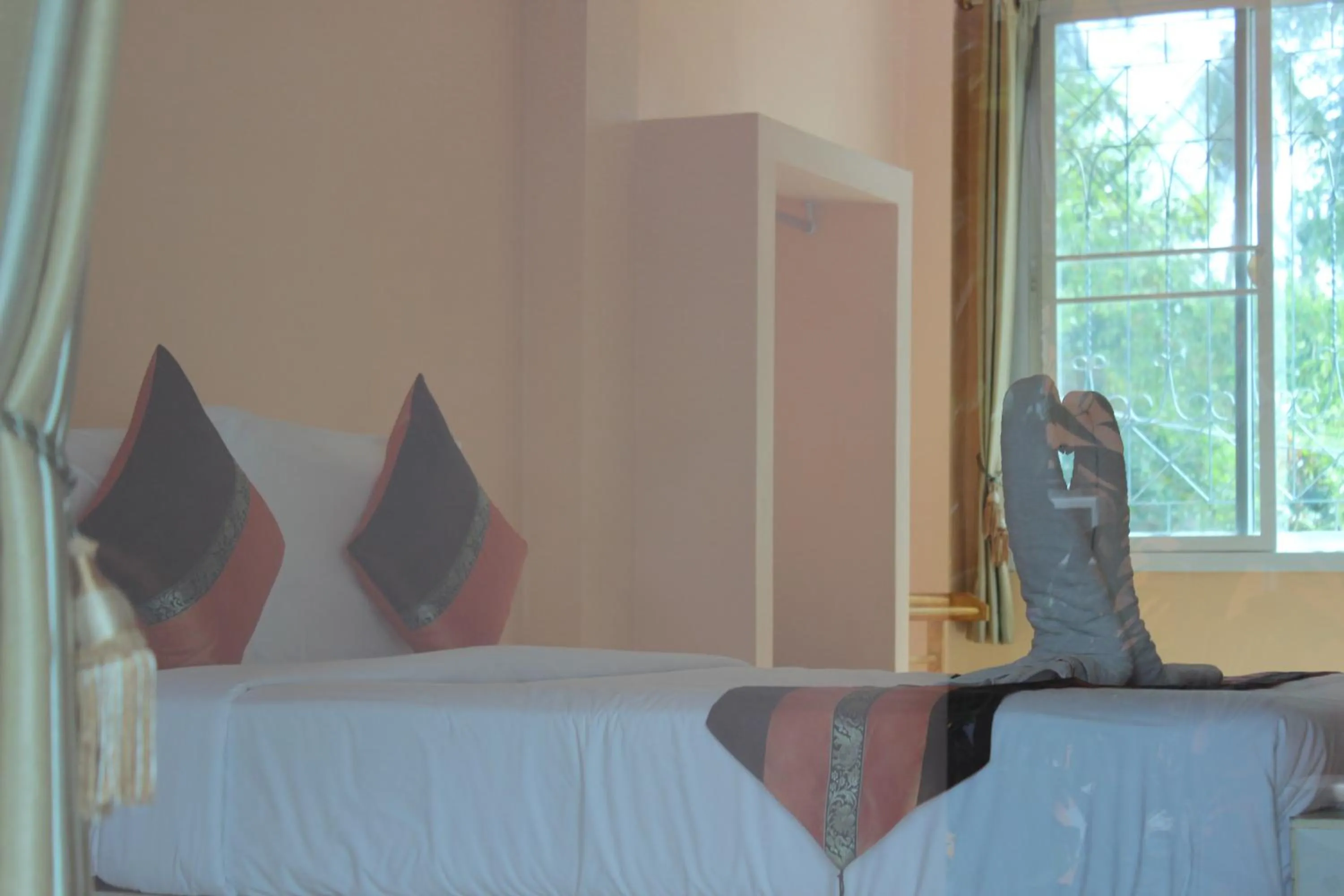 Bed in Coco Palm Hotel Koh tao