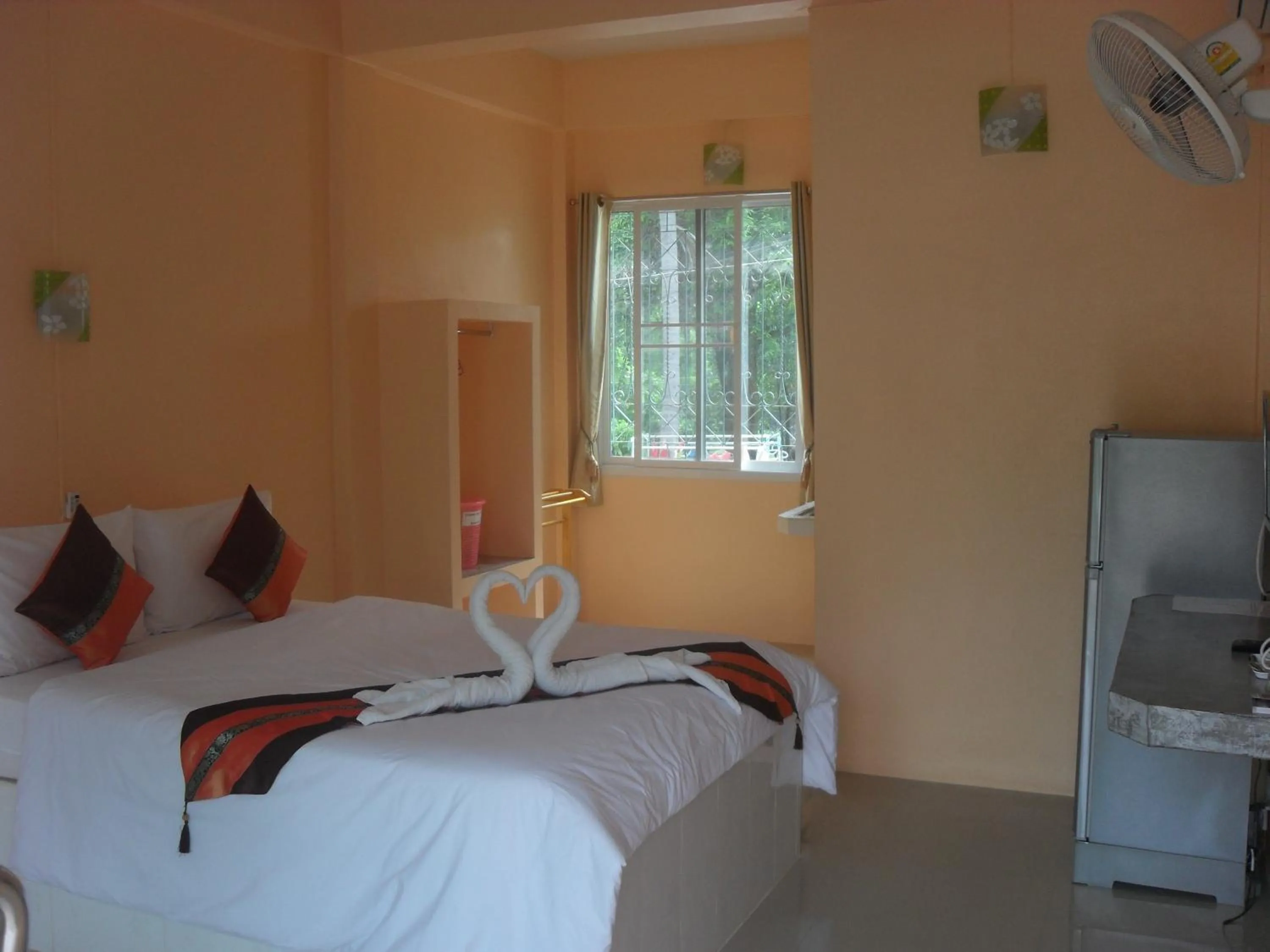 Photo of the whole room, Bed in Coco Palm Hotel Koh tao