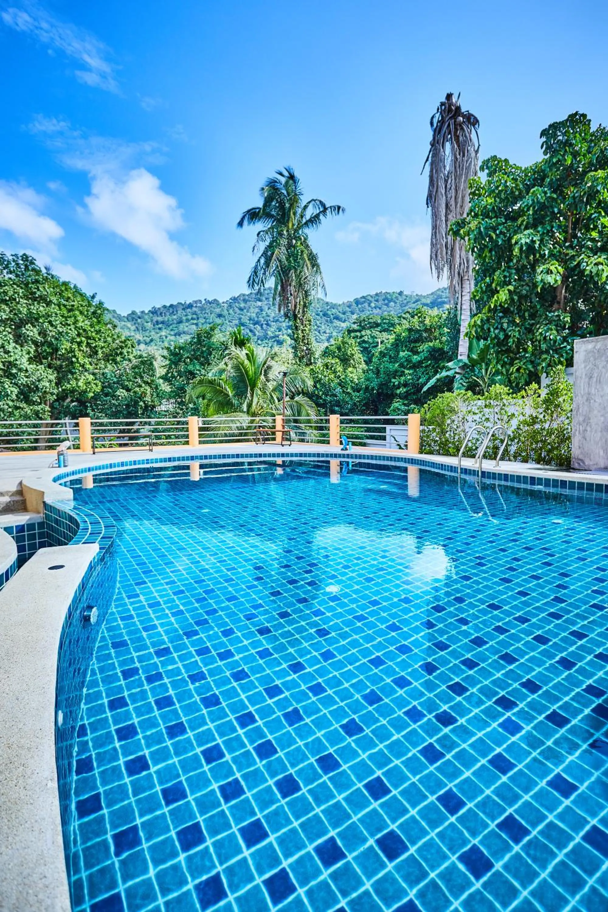 Swimming pool in Coco Palm Hotel Koh tao
