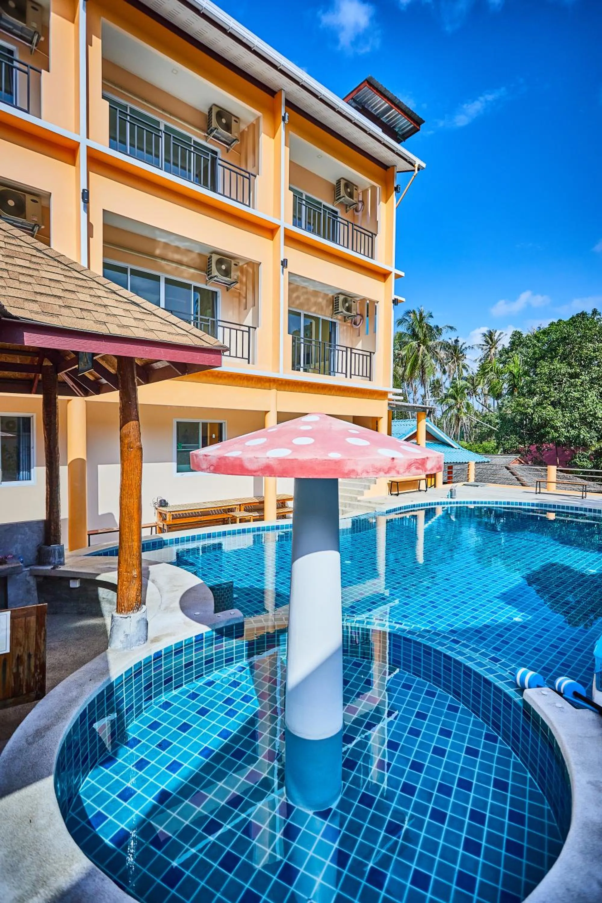 Swimming pool in Coco Palm Hotel Koh tao