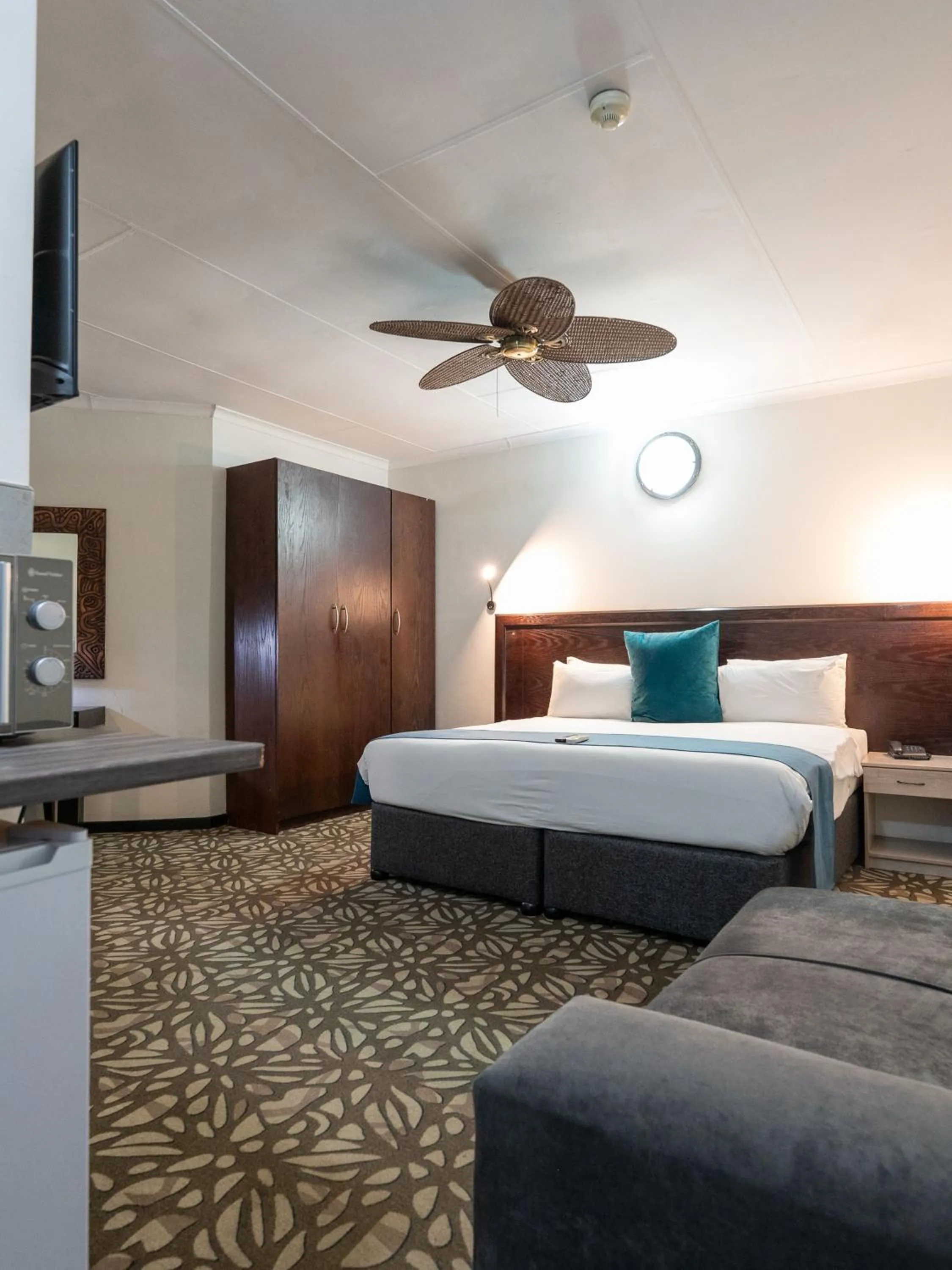 Bed in ANEW Hotel & Convention Centre OR Tambo Johannesburg