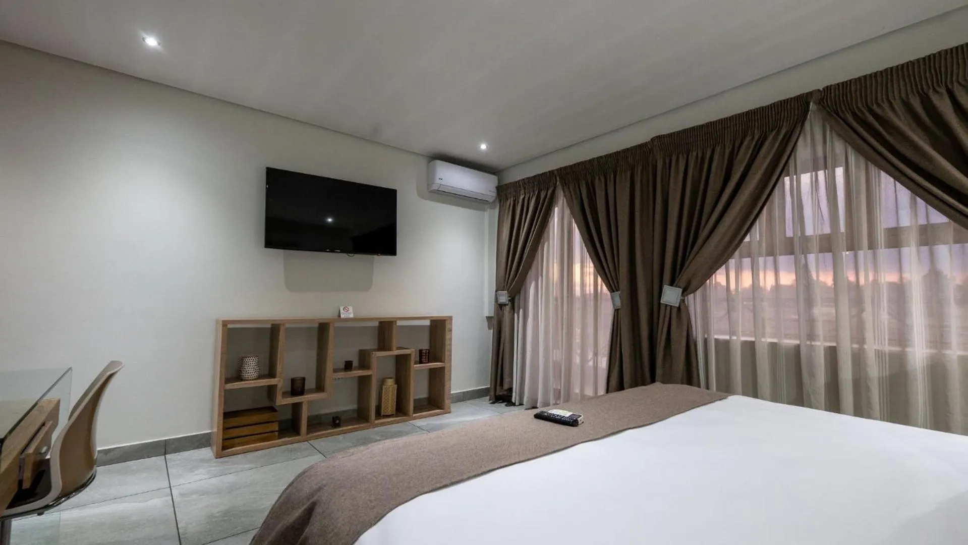 Bed in ANEW Hotel & Convention Centre OR Tambo Johannesburg