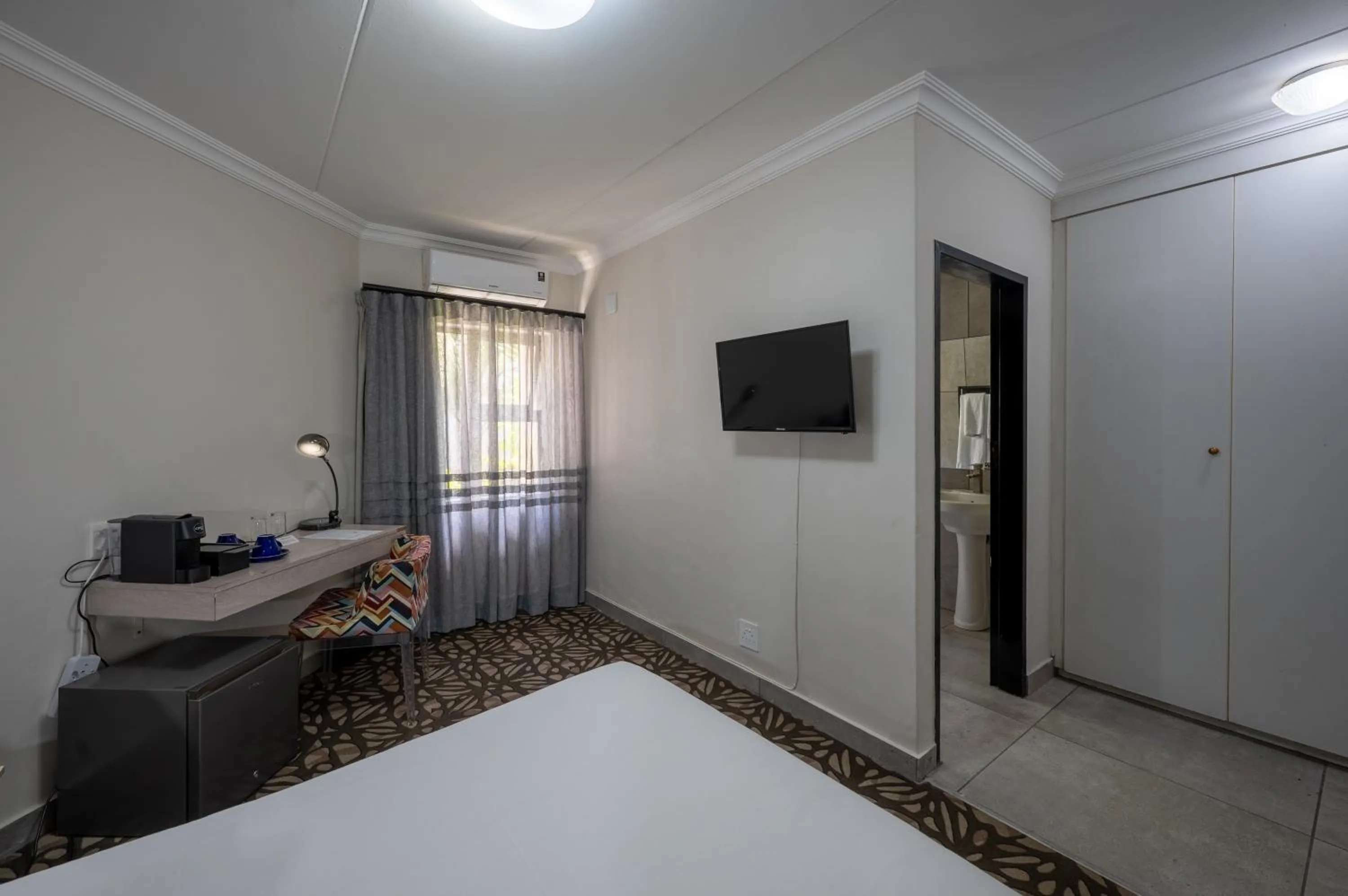 Bed in ANEW Hotel & Convention Centre OR Tambo Johannesburg