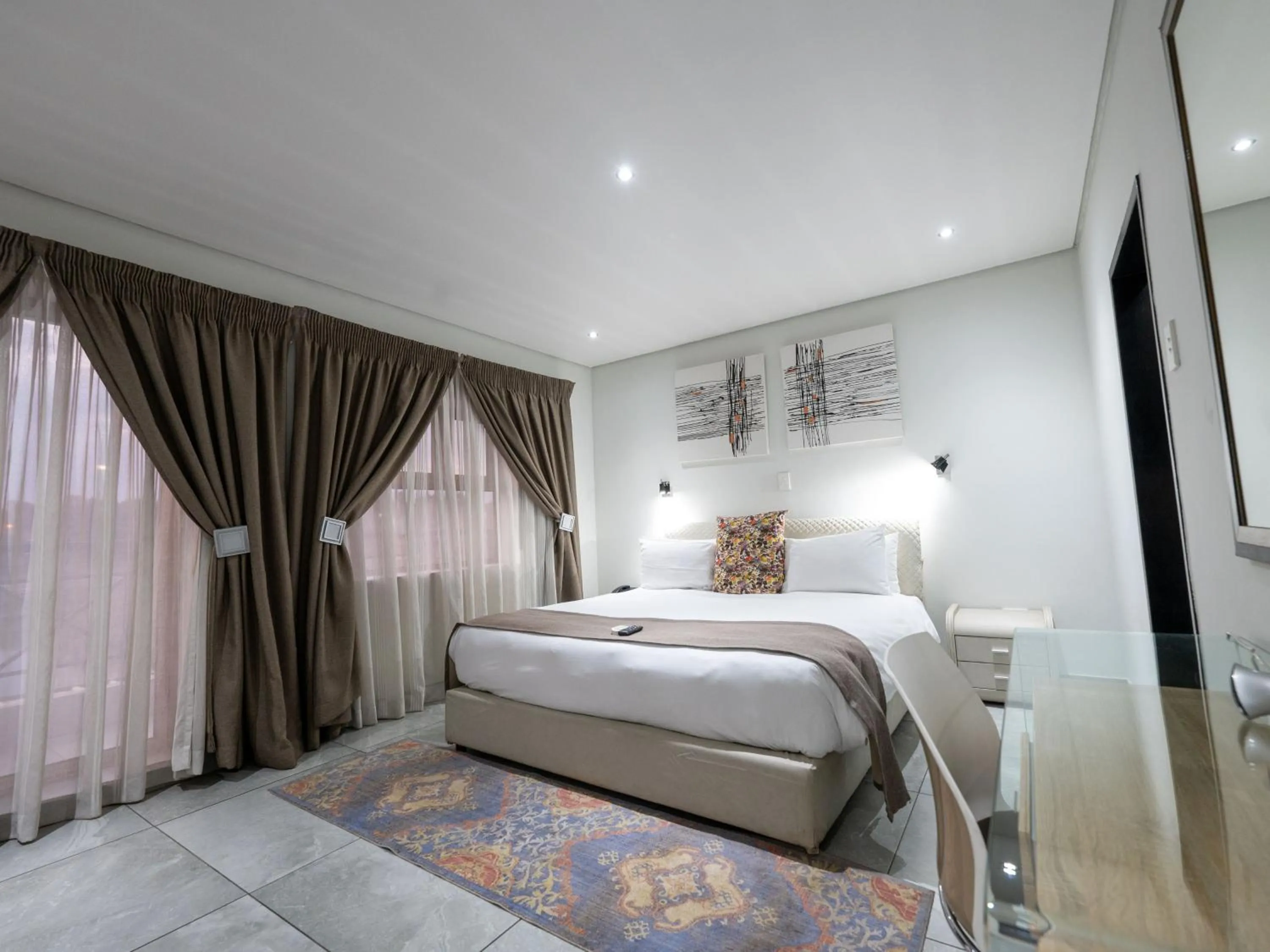 Bed in ANEW Hotel & Convention Centre OR Tambo Johannesburg