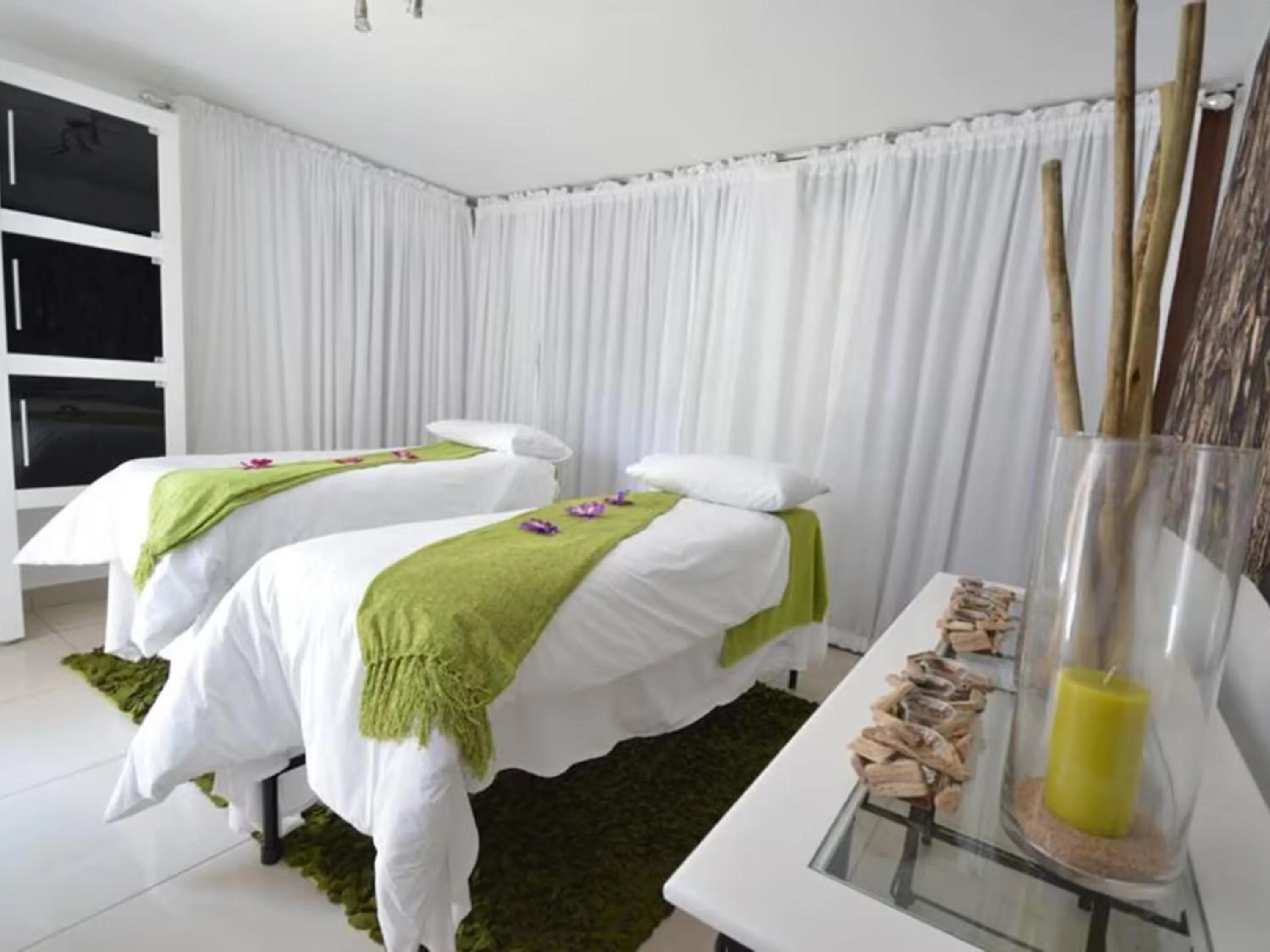 Bed in ANEW Hotel & Convention Centre OR Tambo Johannesburg