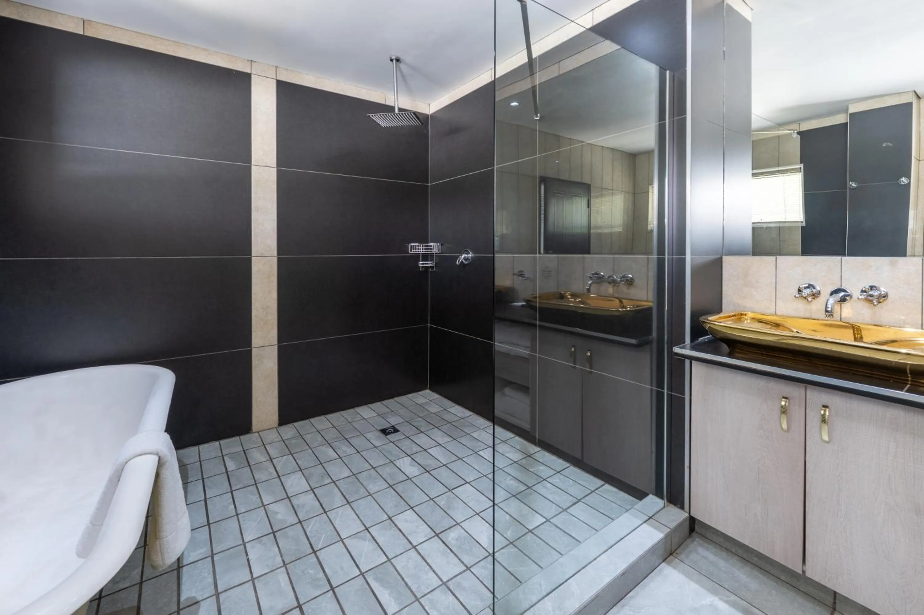 Shower in ANEW Hotel & Convention Centre OR Tambo Johannesburg
