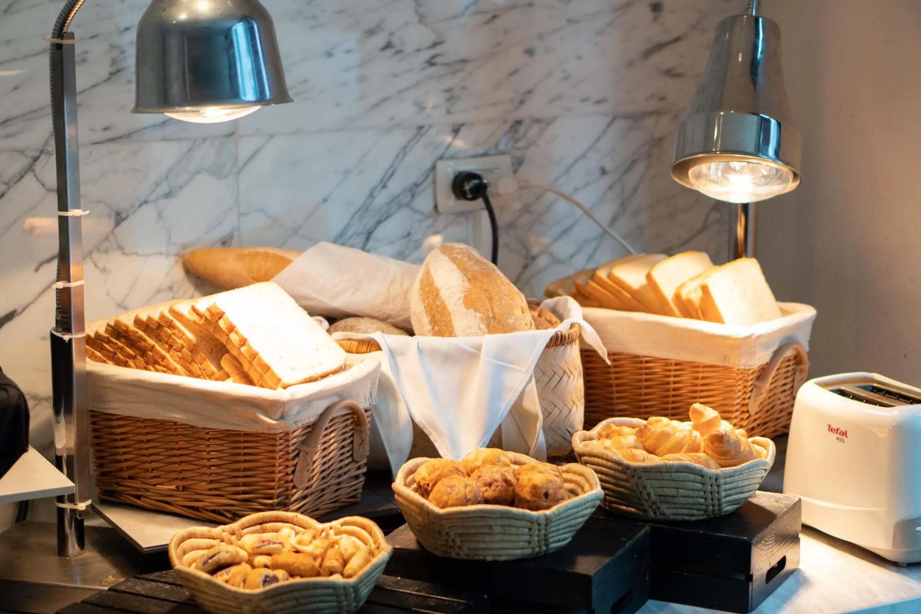 Lounge or bar in Mövenpick Hotel Sukhumvit 15 Bangkok