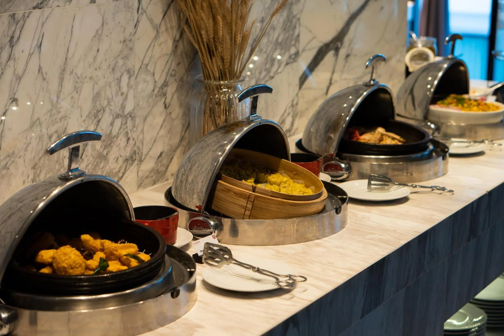 Lounge or bar in Mövenpick Hotel Sukhumvit 15 Bangkok