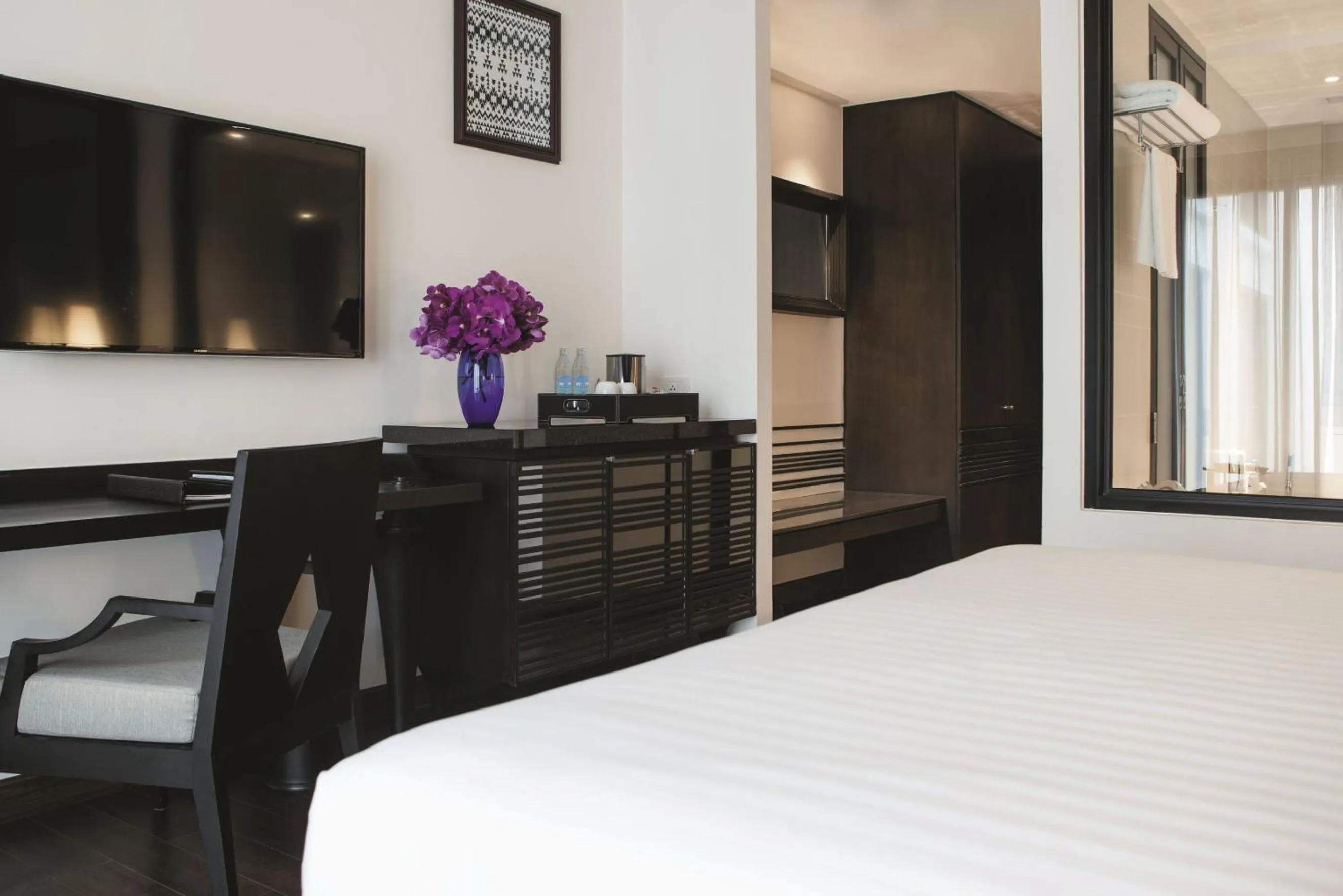 Coffee/tea facilities, Bed in Mövenpick Hotel Sukhumvit 15 Bangkok