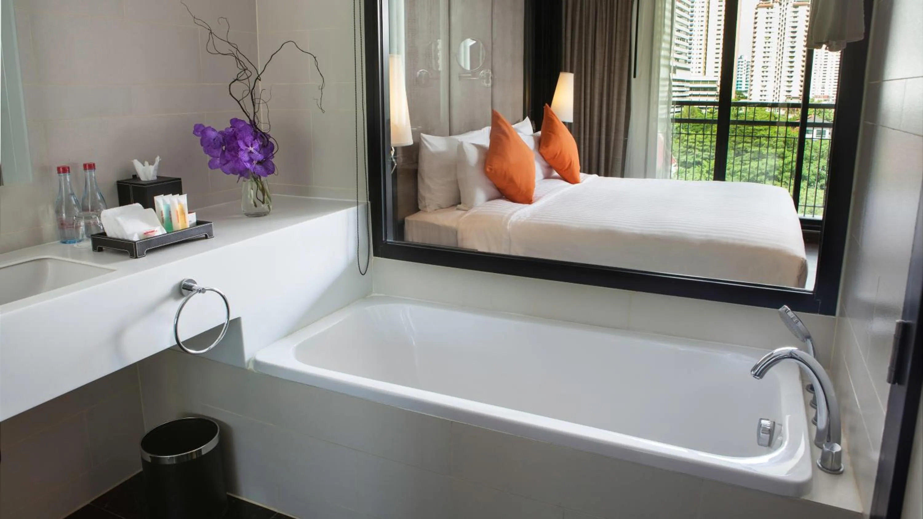 Bathroom, Bed in Mövenpick Hotel Sukhumvit 15 Bangkok