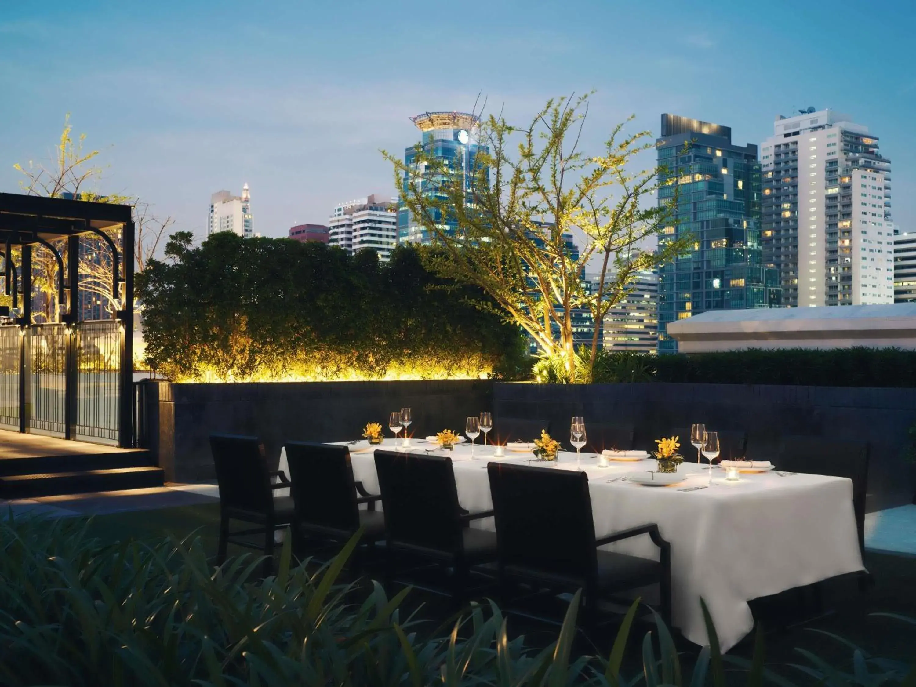 Lounge or bar in Mövenpick Hotel Sukhumvit 15 Bangkok Lounge or bar in Mövenpick Hotel Sukhumvit 15 Bangkok