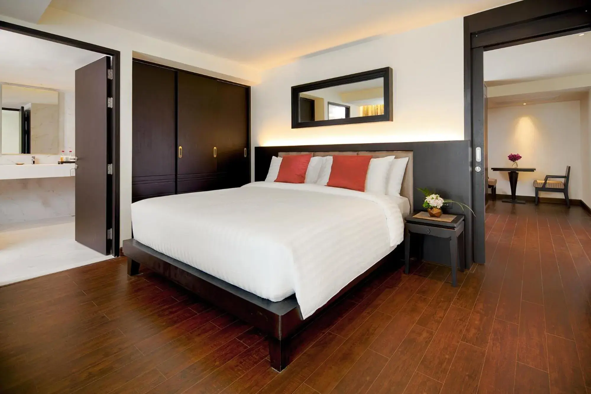 Junior Suite with Lounge Access in Mövenpick Hotel Sukhumvit 15 Bangkok Junior Suite with Lounge Access in Mövenpick Hotel Sukhumvit 15 Bangkok