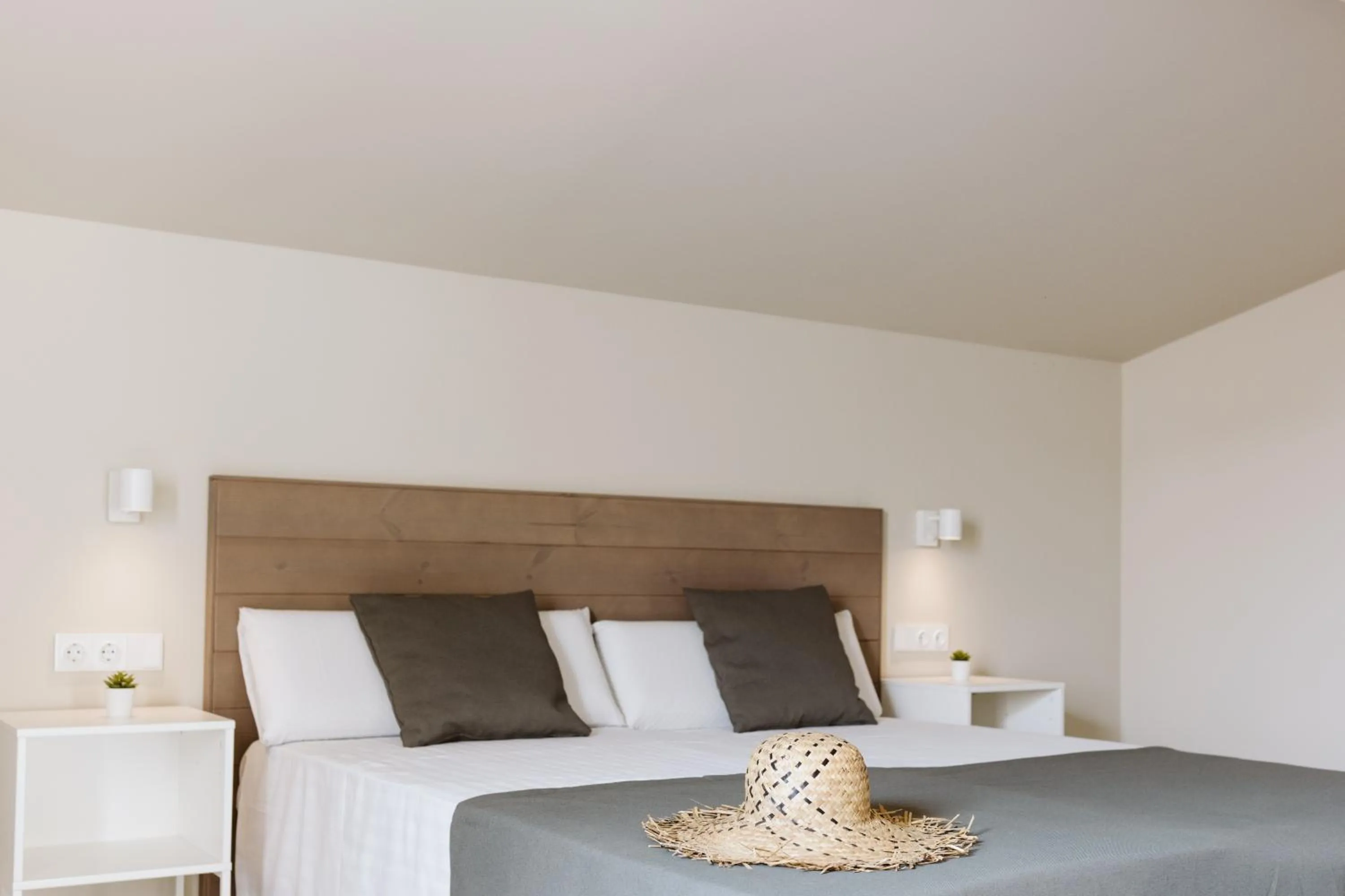 Bed in Lindala Natural