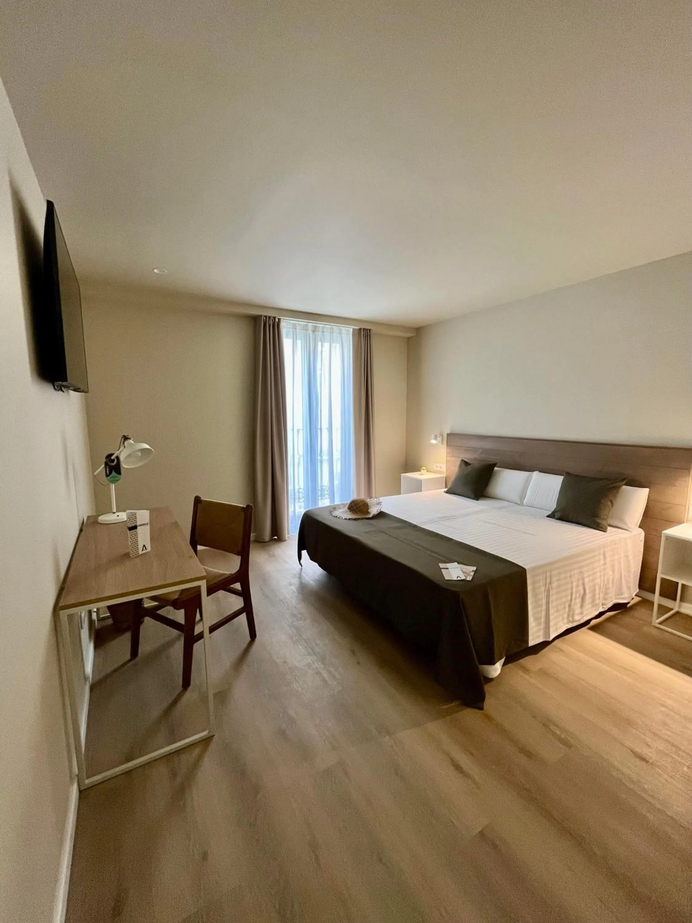 Bed in Lindala Natural