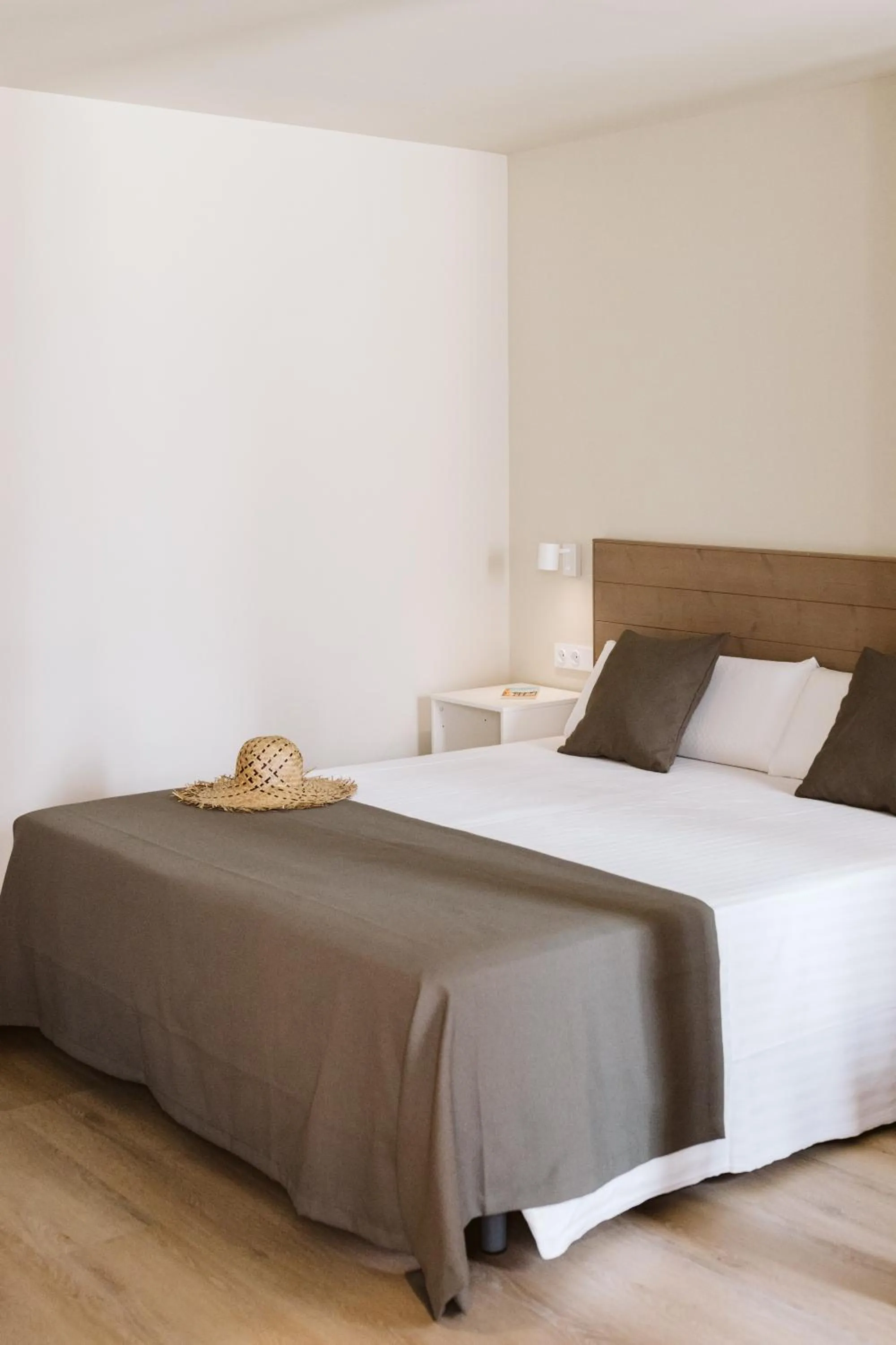 Bed in Lindala Natural