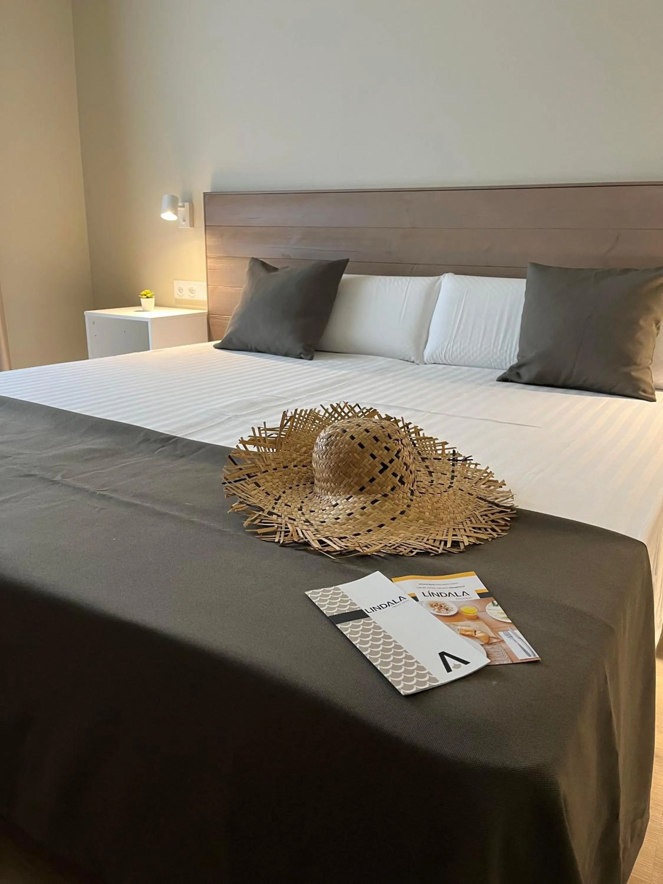 Bed in Lindala Natural