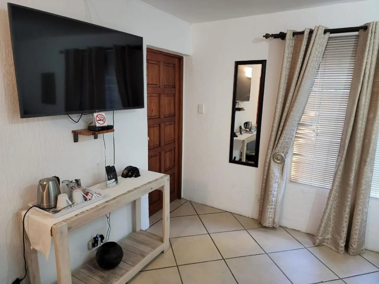 Six Valk Avenue Guest House