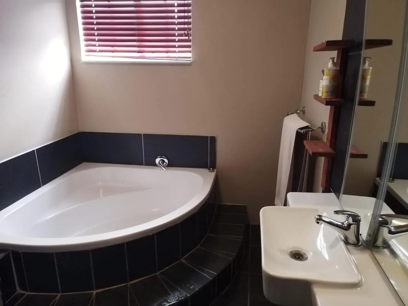 Six Valk Avenue Guest House