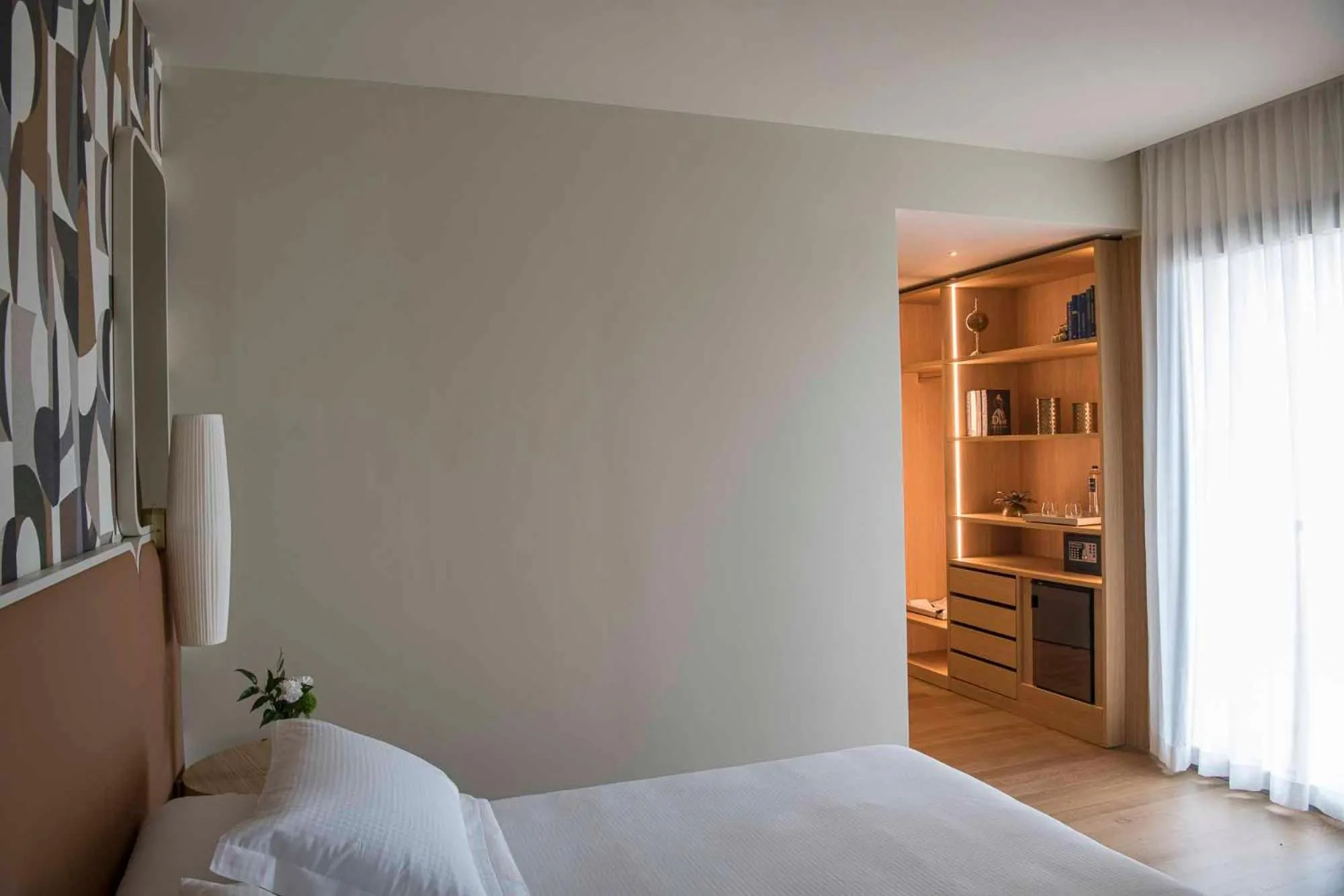 fireplace, Bed in Columbus Urban Resort