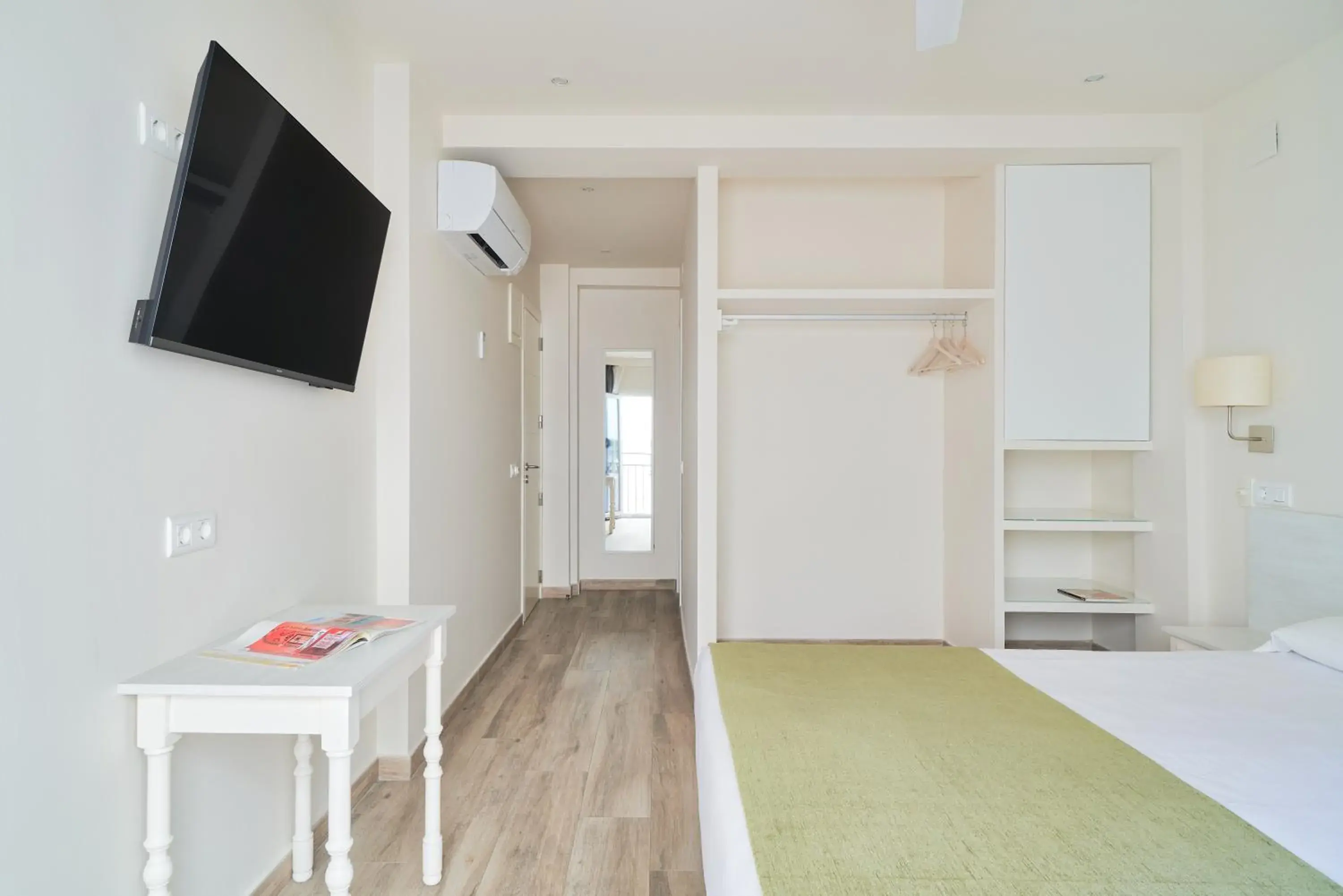 TV and multimedia, Bed in Hostal Sol y Miel TV and multimedia, Bed in Hostal Sol y Miel