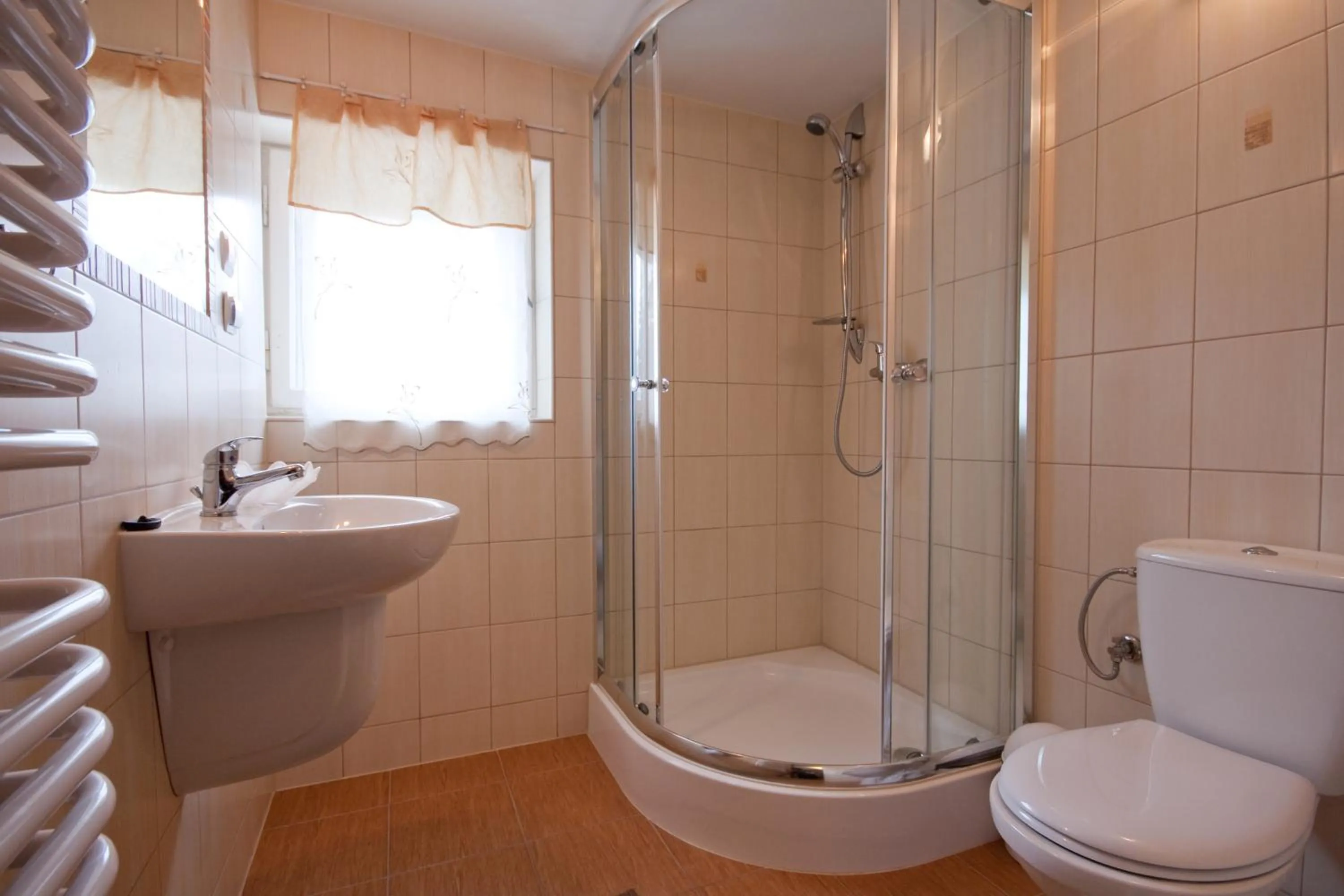 Shower in Willa Strumyk