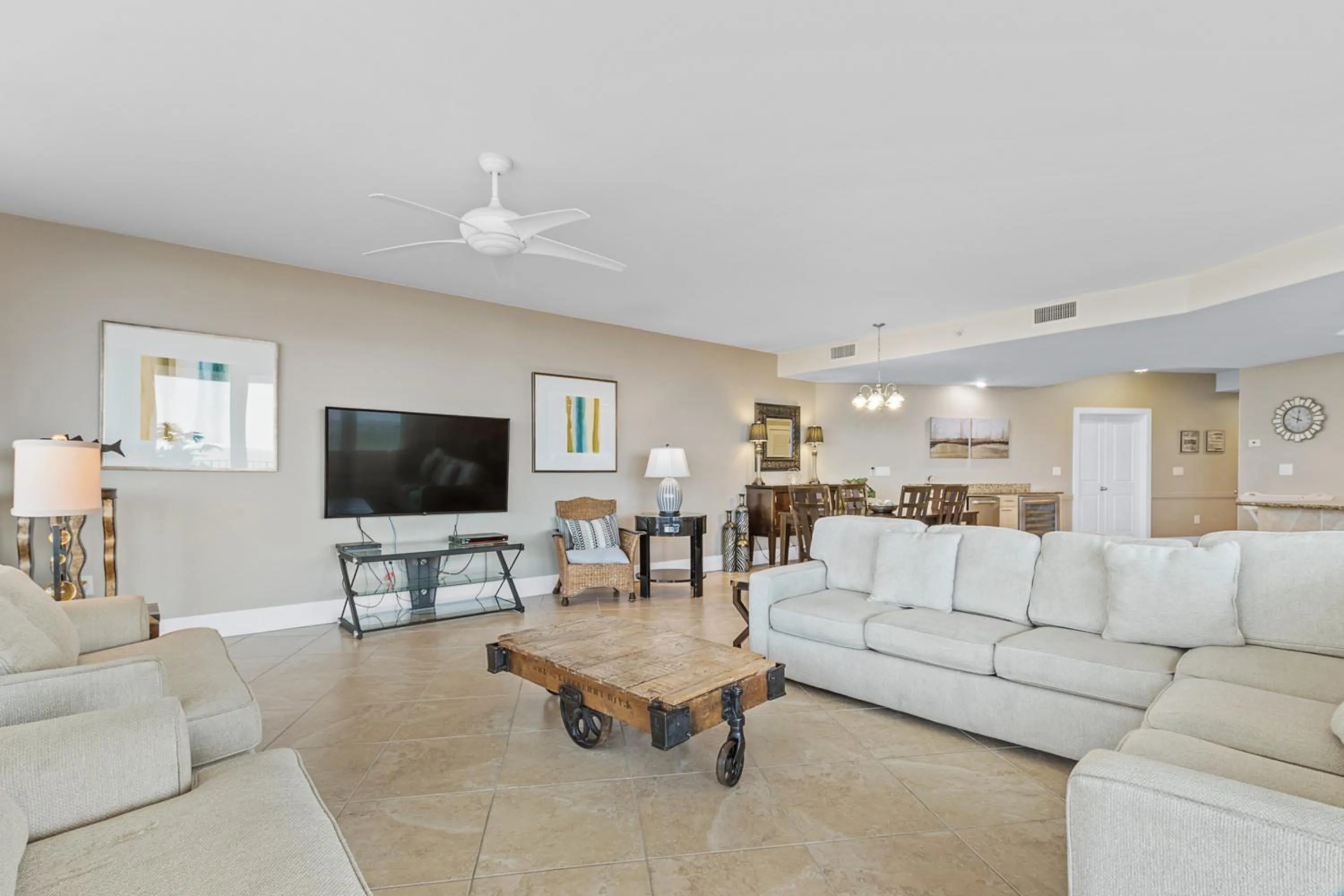 Living room in Caribe Resort by Hosteeva