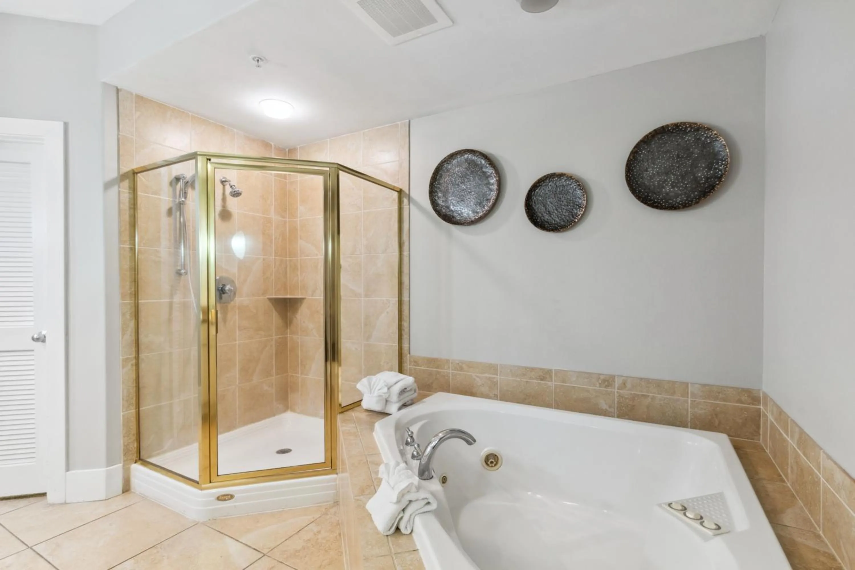 Bathroom in Caribe Resort by Hosteeva