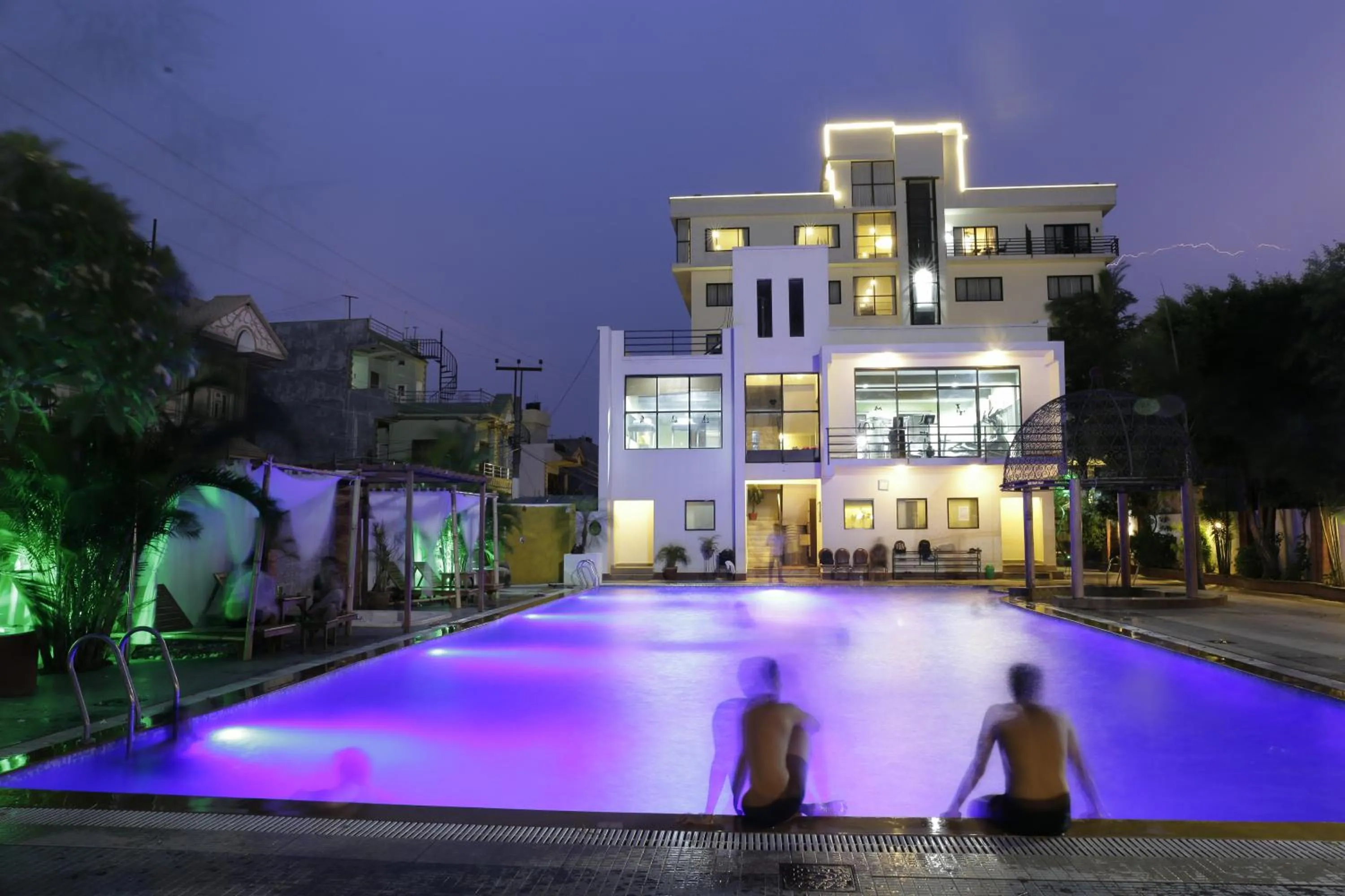 Swimming pool in Club De Novo Hotel