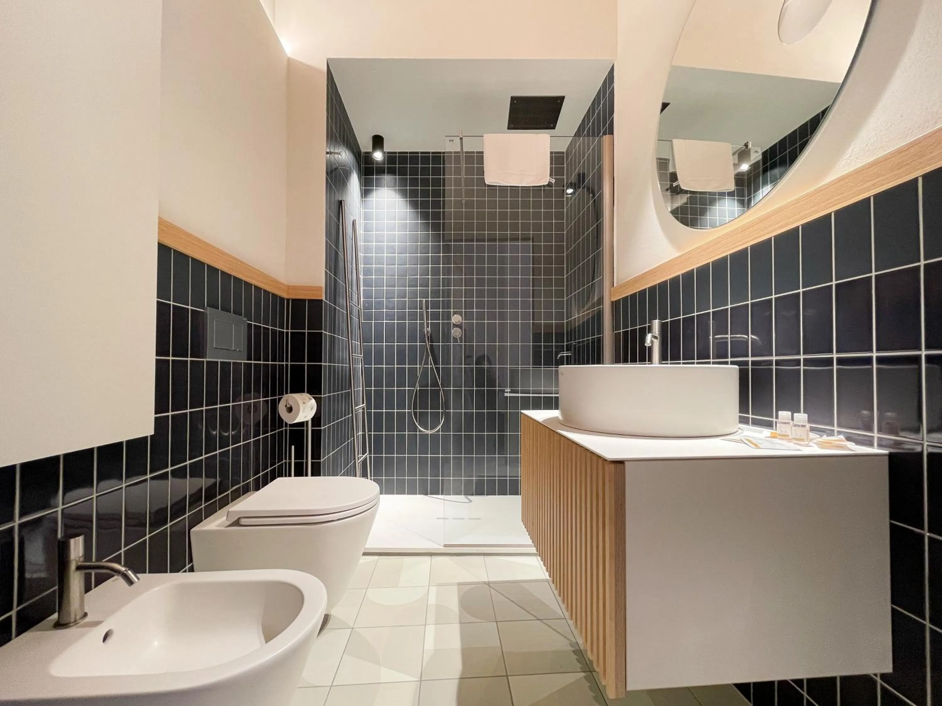 Shower in Canalchiaro 13