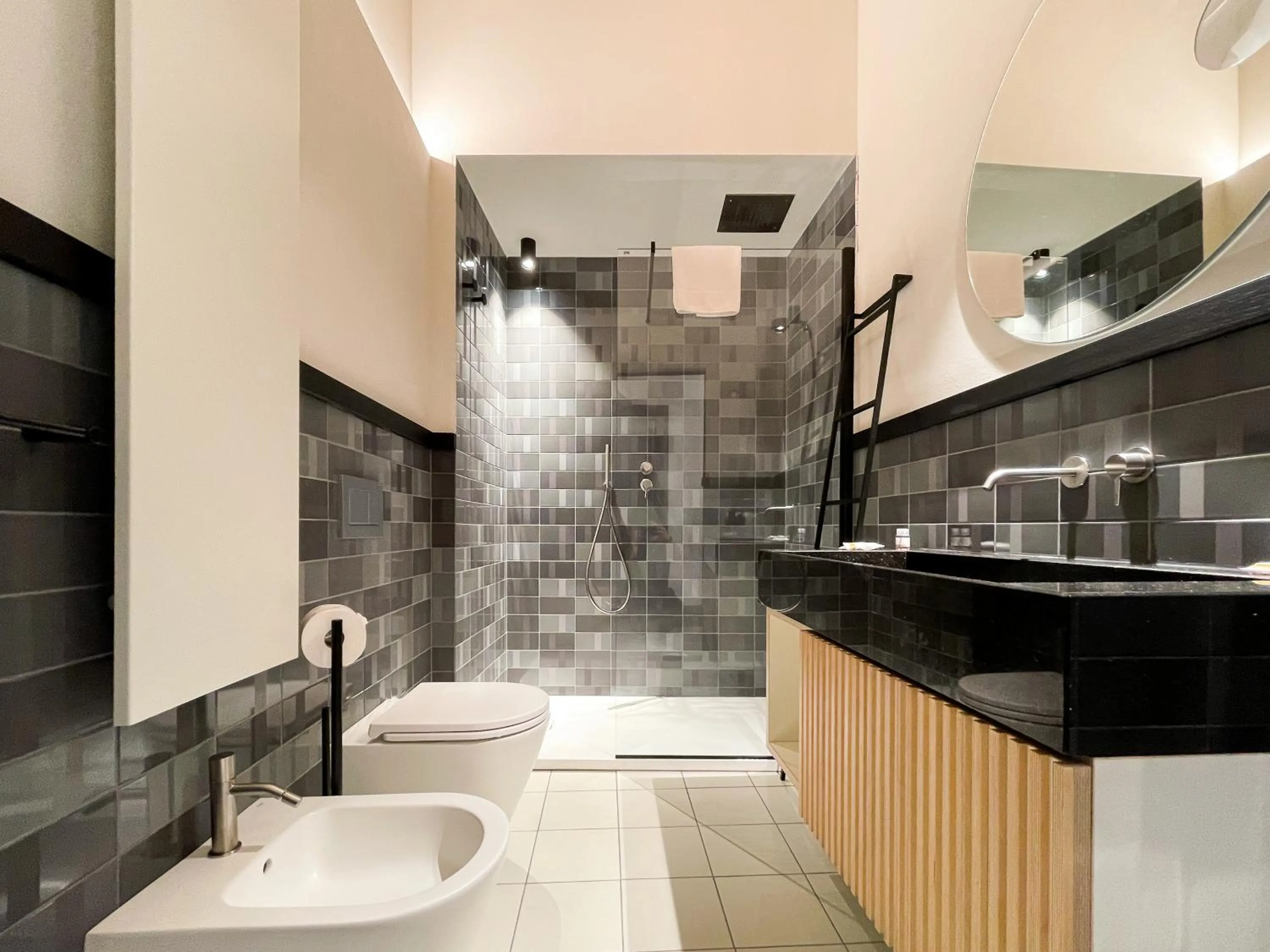 Shower in Canalchiaro 13
