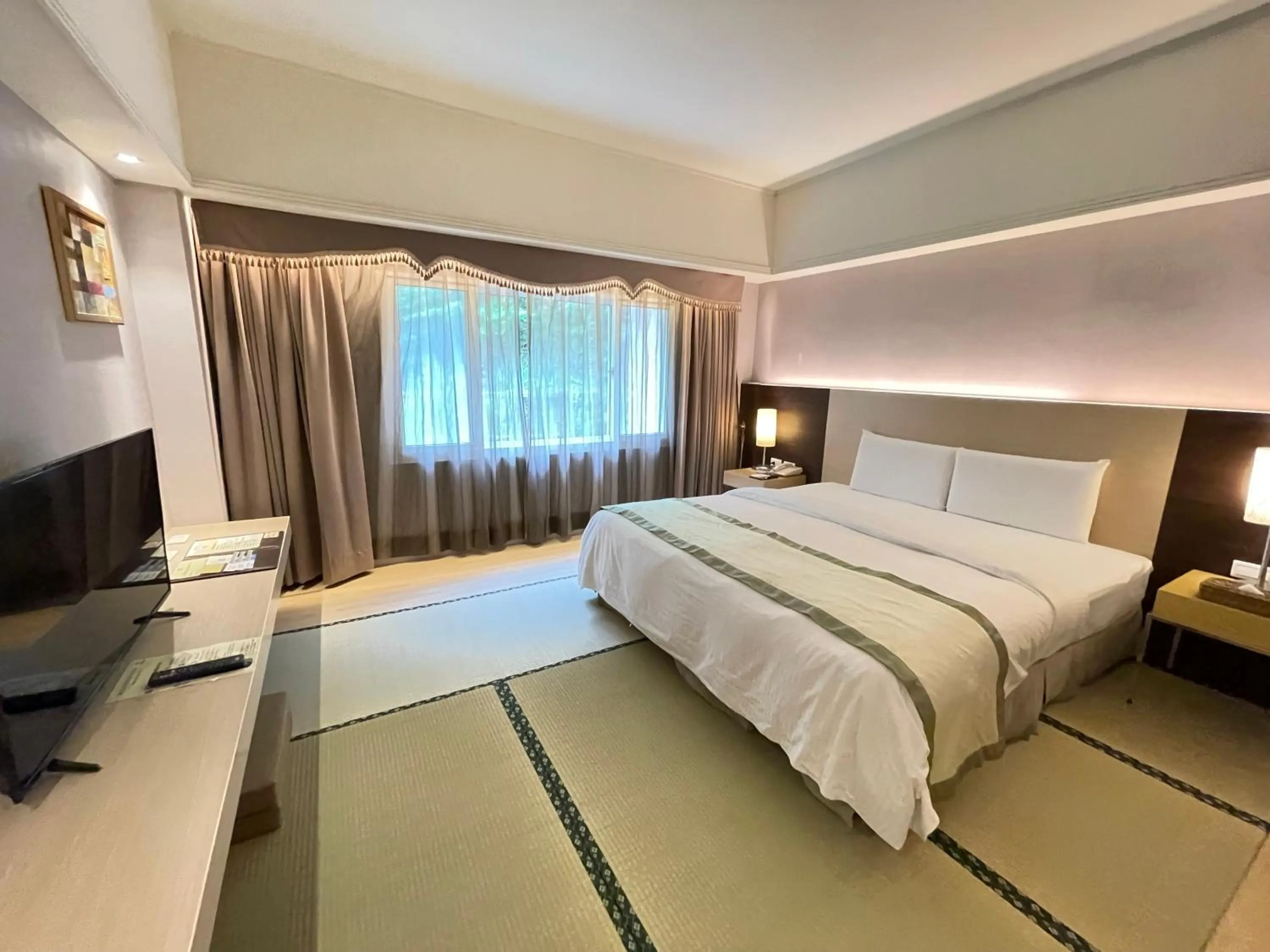 Photo of the whole room, Bed in Hoya Hot Springs Resort & Spa