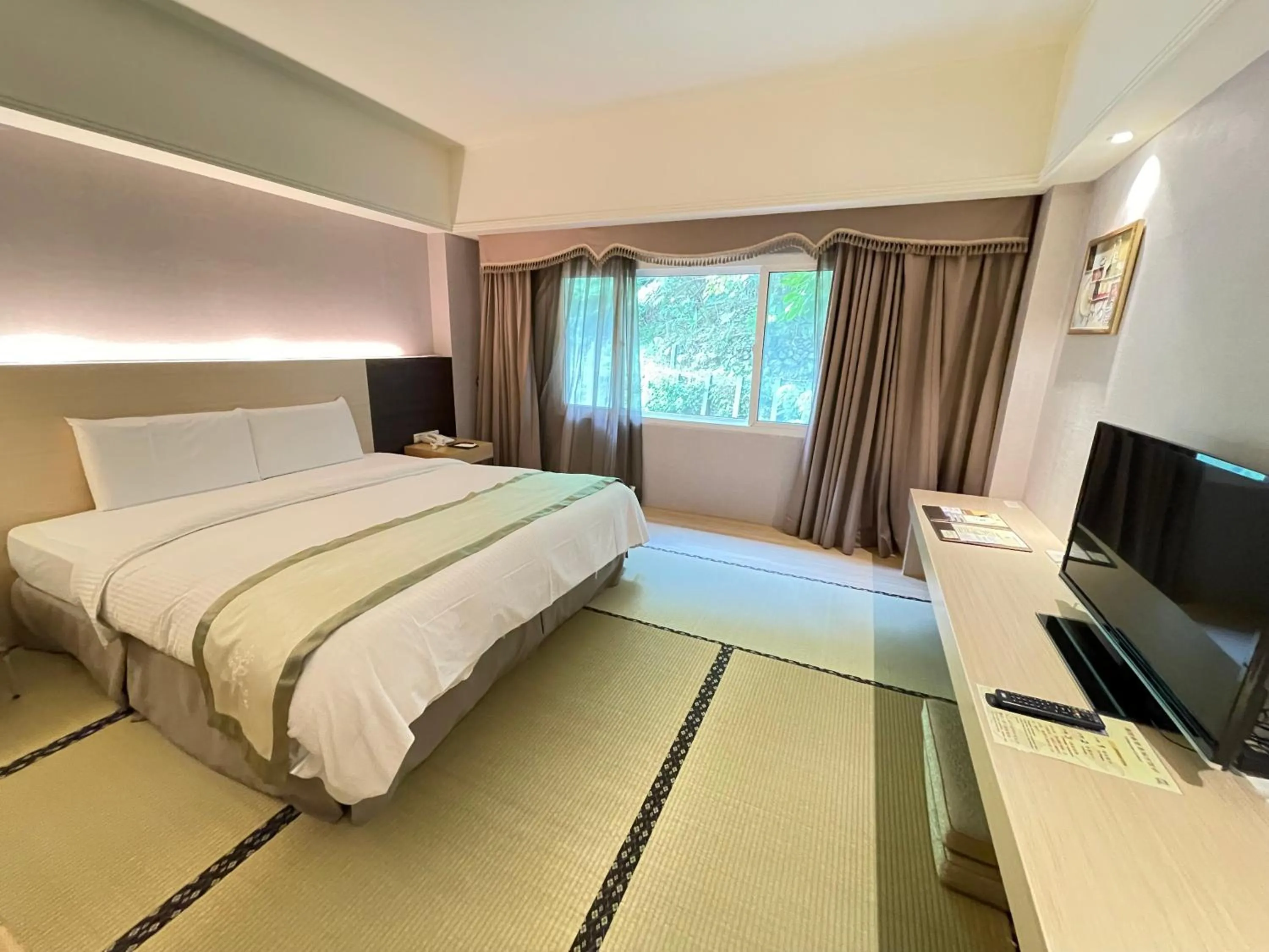 Photo of the whole room, Bed in Hoya Hot Springs Resort & Spa