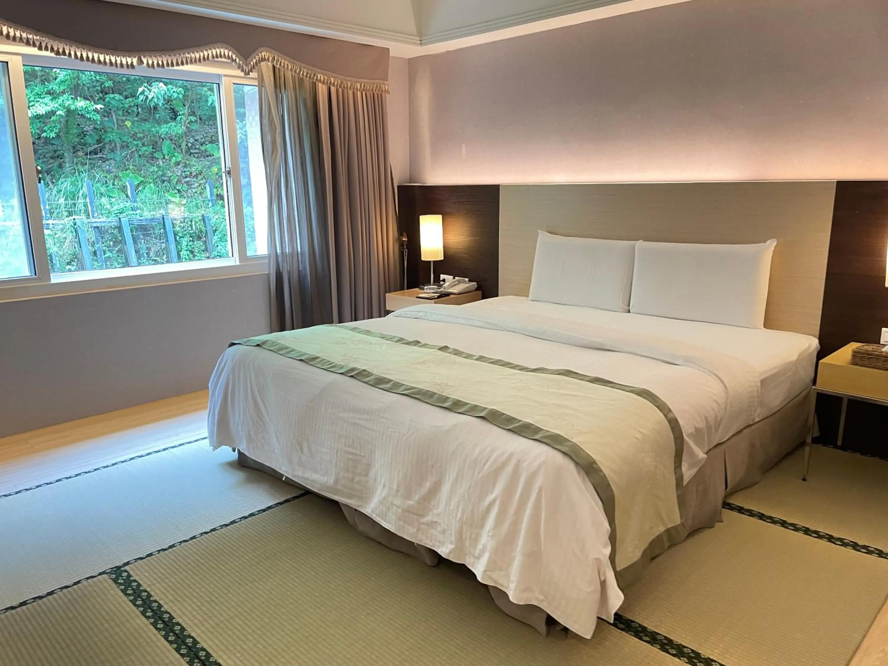 Photo of the whole room, Bed in Hoya Hot Springs Resort & Spa