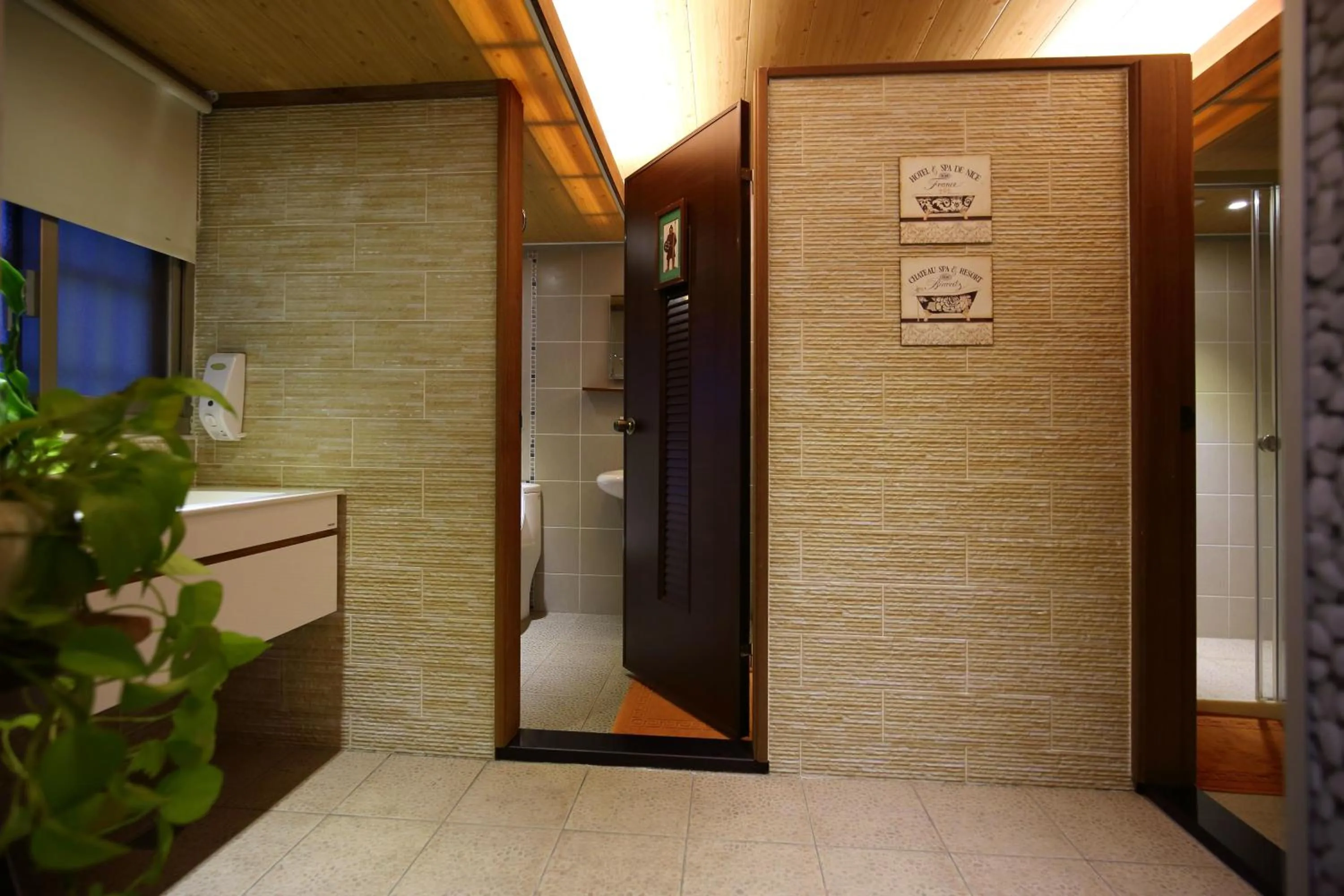 Bathroom in Jasmine Orange B&B