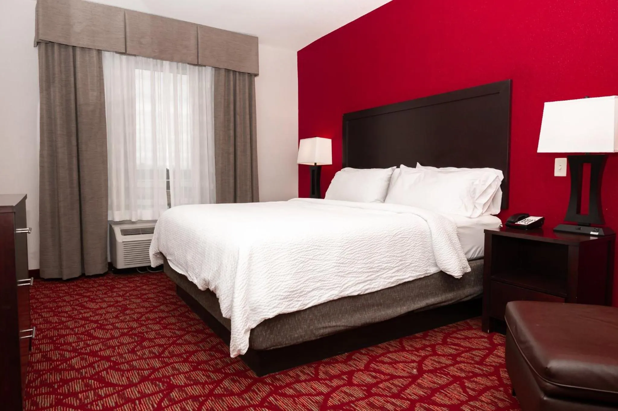 Photo of the whole room, Bed in Holiday Inn Guin by IHG