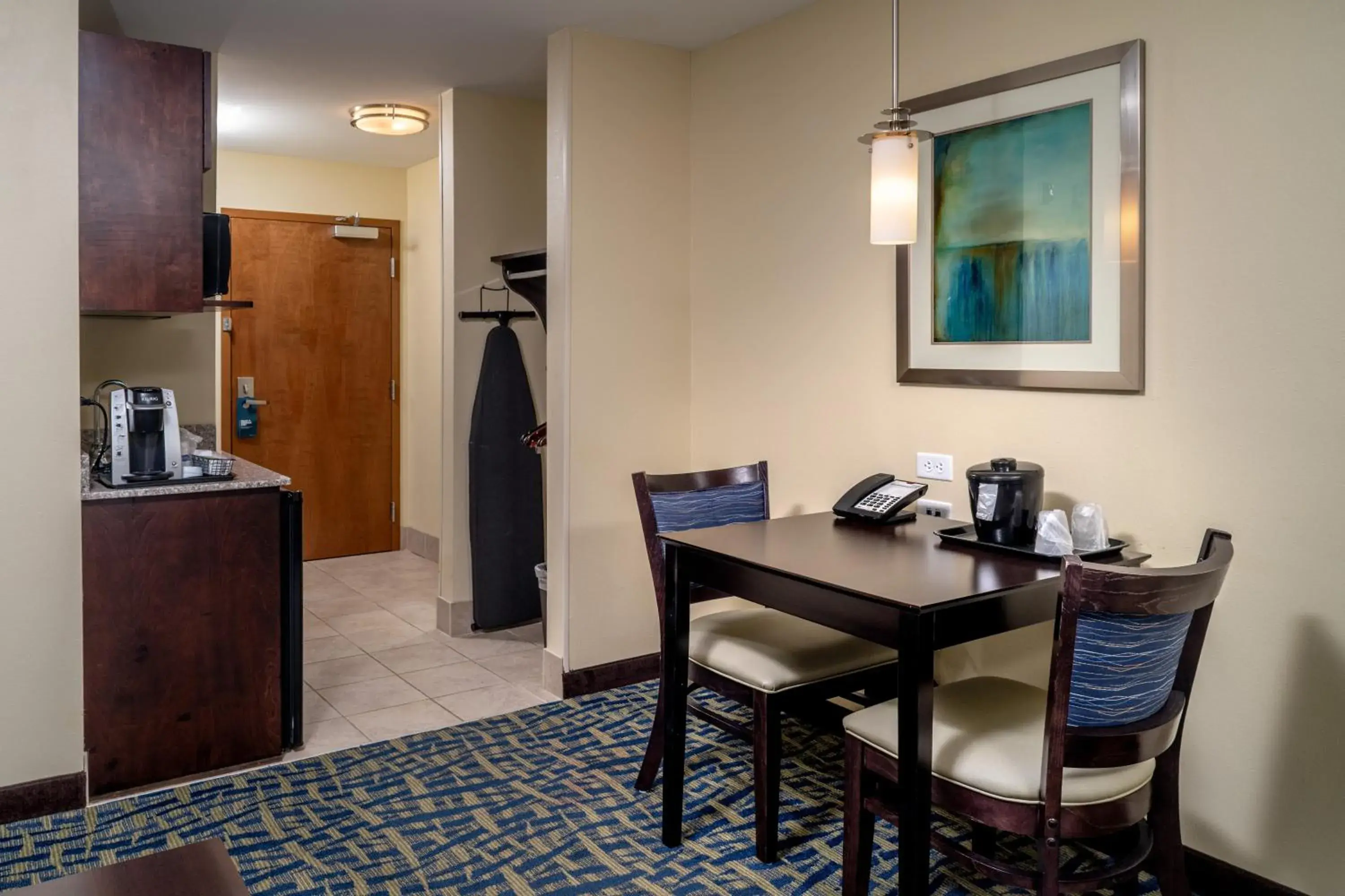 Bedroom in Holiday Inn Express & Suites Lebanon by IHG Bedroom in Holiday Inn Express & Suites Lebanon by IHG