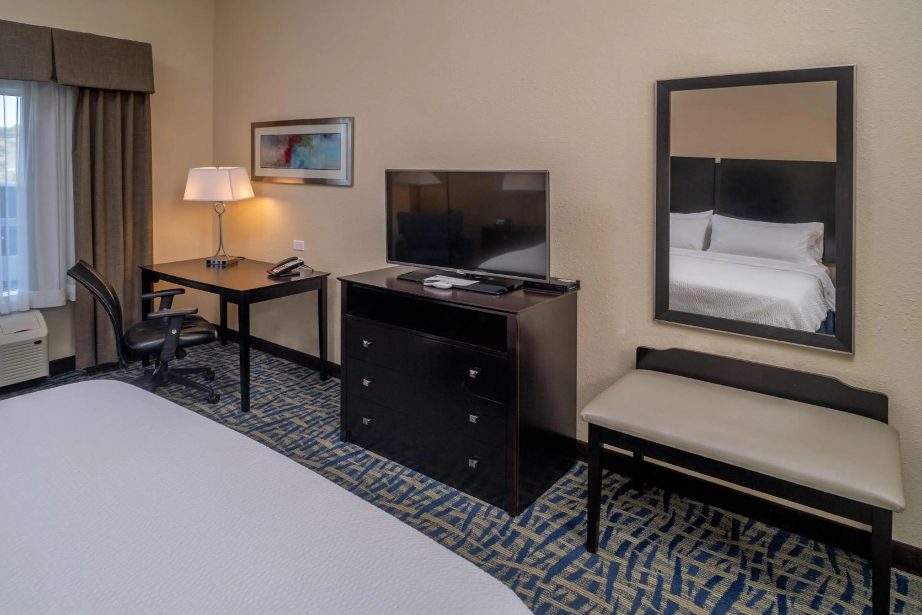 Bedroom, Bed in Holiday Inn Express & Suites Lebanon by IHG