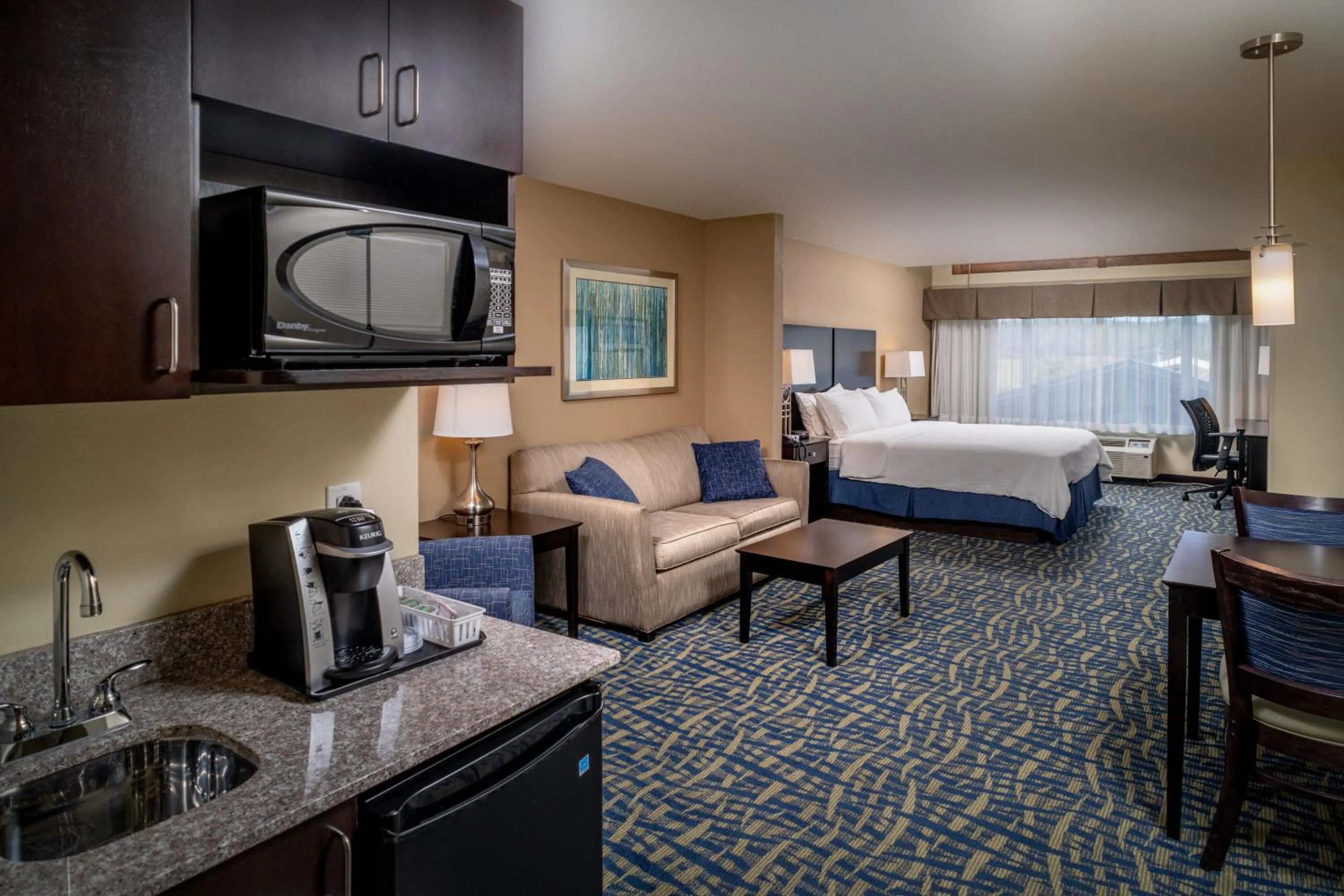 Bedroom, Bed in Holiday Inn Express & Suites Lebanon by IHG