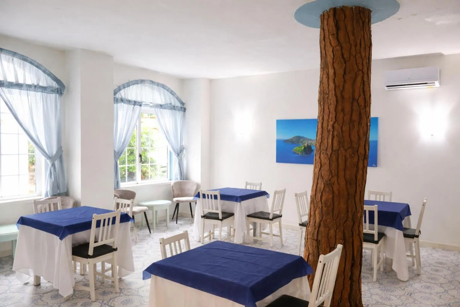 Communal lounge/ TV room in Av Isola Verde Hotel Thermal Spa