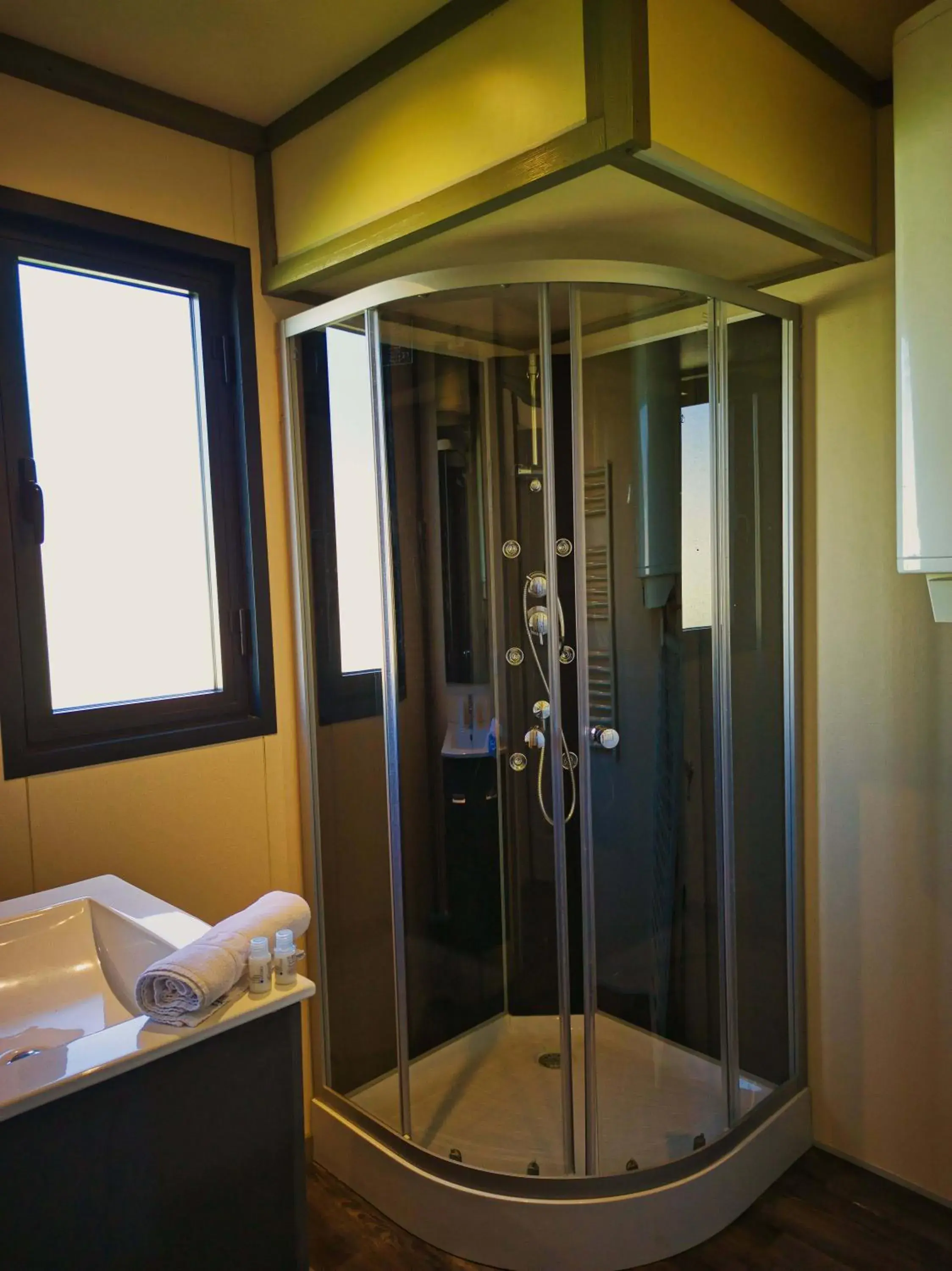 Shower in Lodge Hôtel & Spa Les Voiles du Grand Large Shower in Lodge Hôtel & Spa Les Voiles du Grand Large