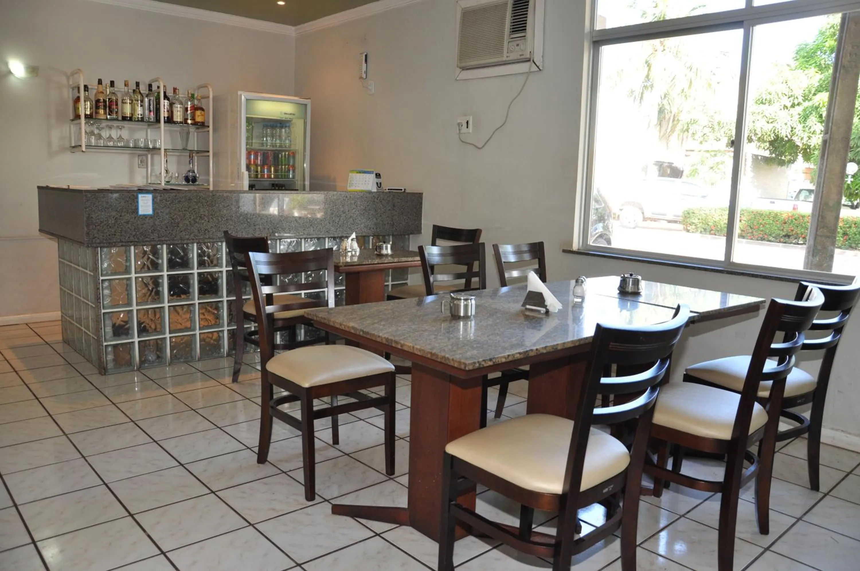 Restaurant/places to eat in Hotel Ryad Express