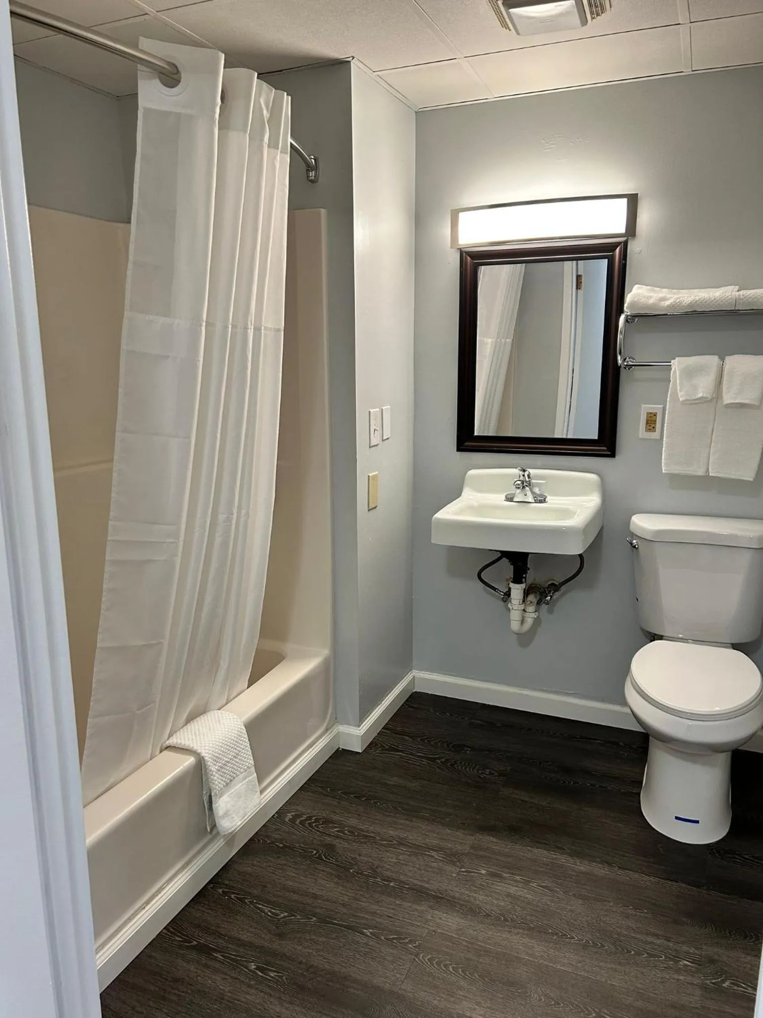 Toilet in Rodeway inn Clemmons - Winston-Salem Area