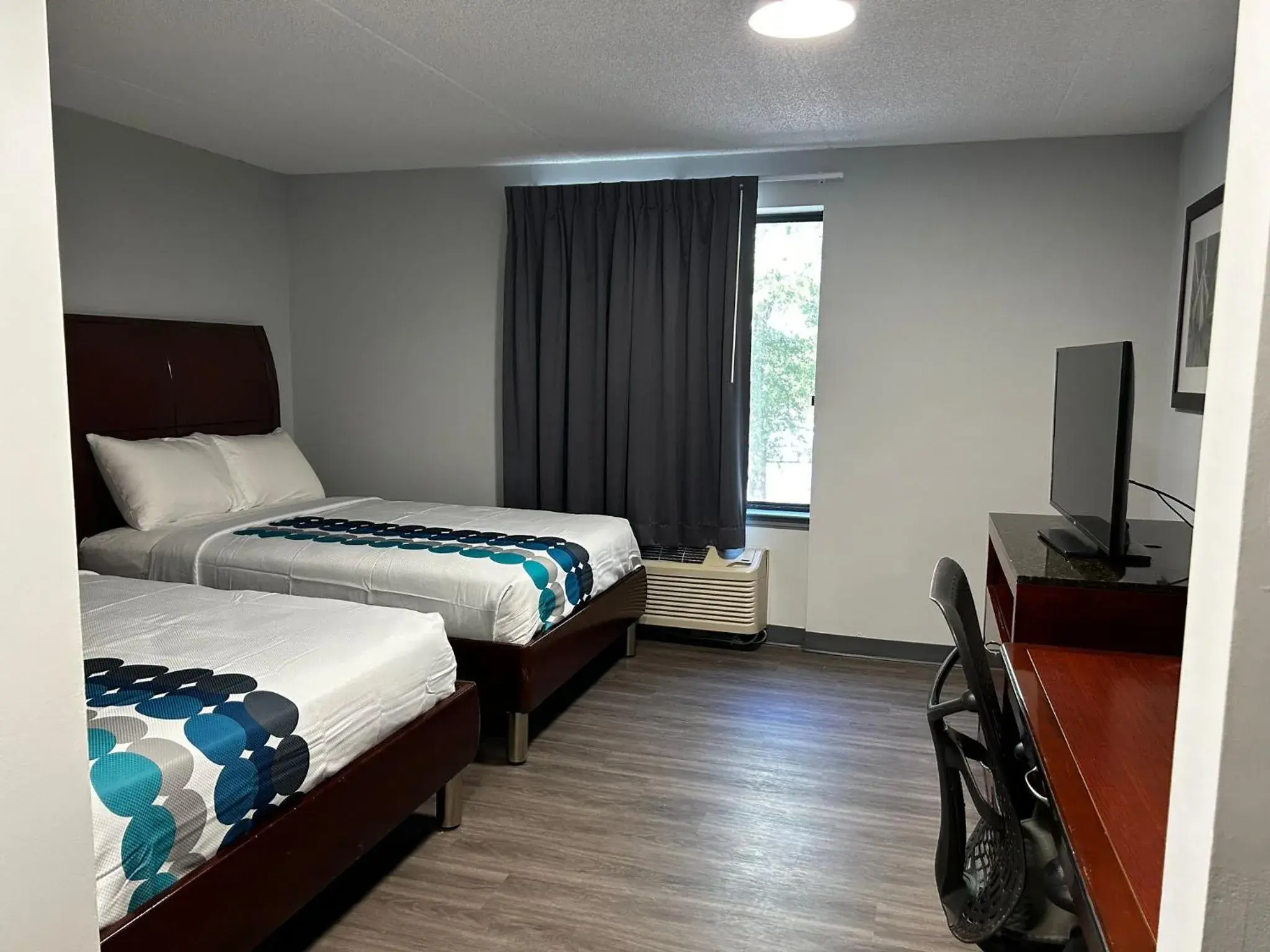 Bedroom, Bed in Rodeway inn Clemmons - Winston-Salem Area Bedroom, Bed in Rodeway inn Clemmons - Winston-Salem Area