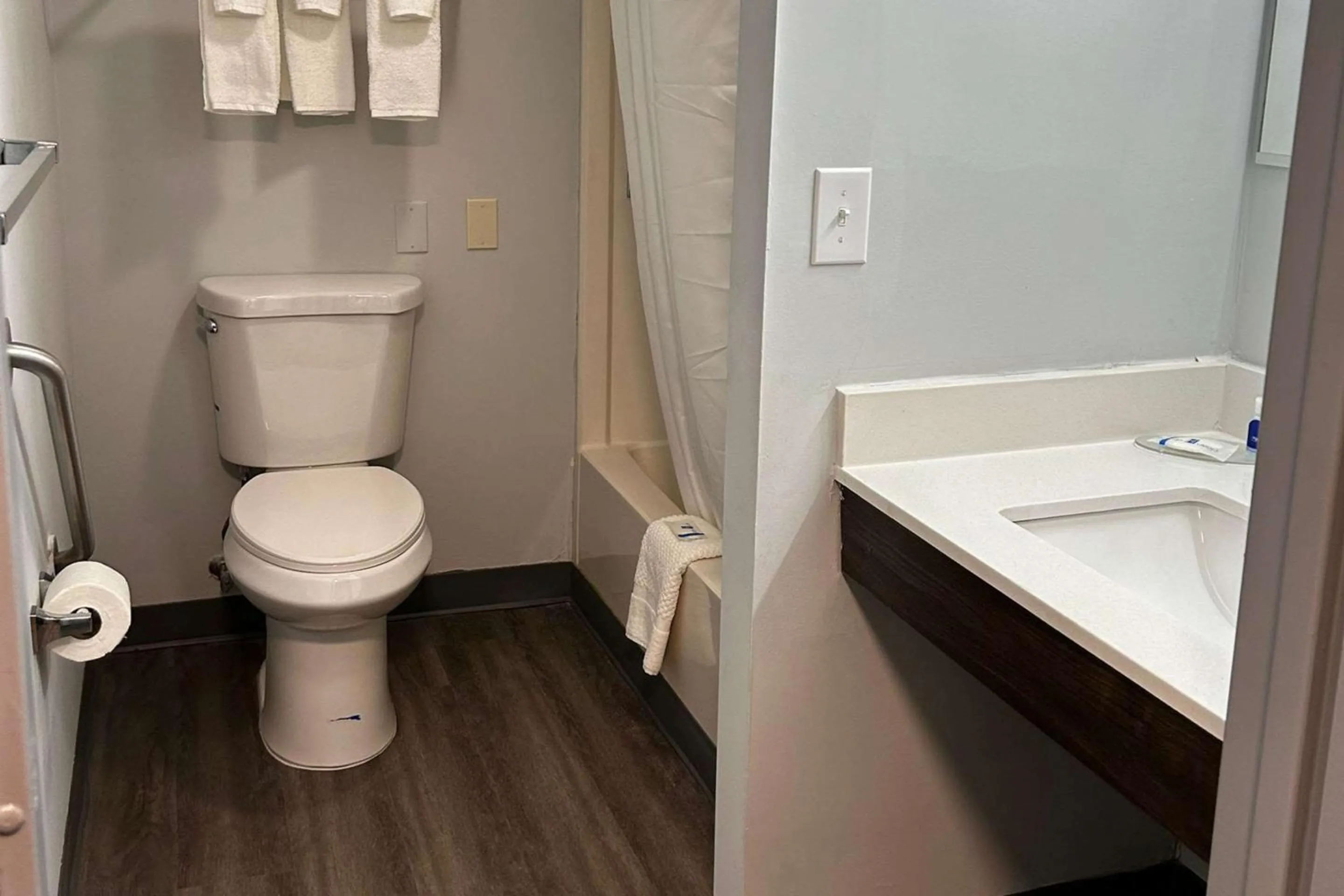 Bedroom in Rodeway inn Clemmons - Winston-Salem Area